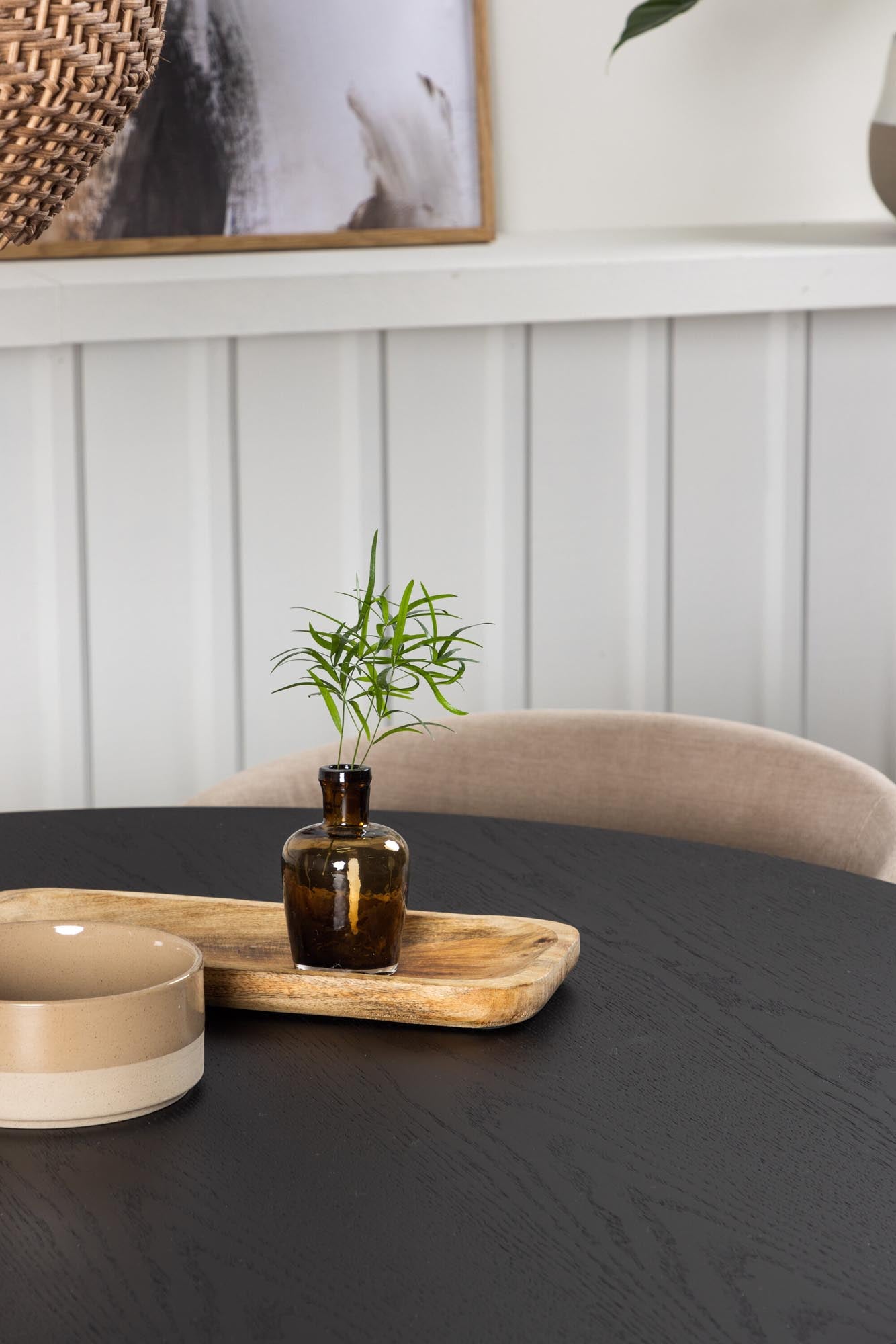 Gestalten Sie Ihr Esszimmer stilvoll mit dem Bootcut Esszimmerset + Berit von Venture Home. Der runde Tisch und die bequemen Stühle schaffen eine einladende Atmosphäre.