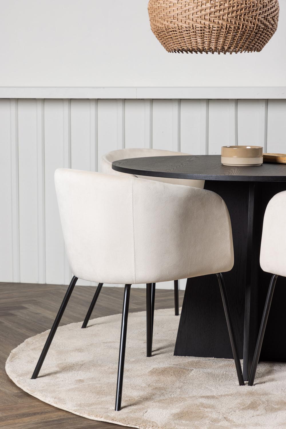 Bootcut Esszimmerset + Berit ⌀110cm/4St. in Beige, Schwarz präsentiert im Onlineshop von KAQTU Design AG. Esszimmerset ist von Venture Home