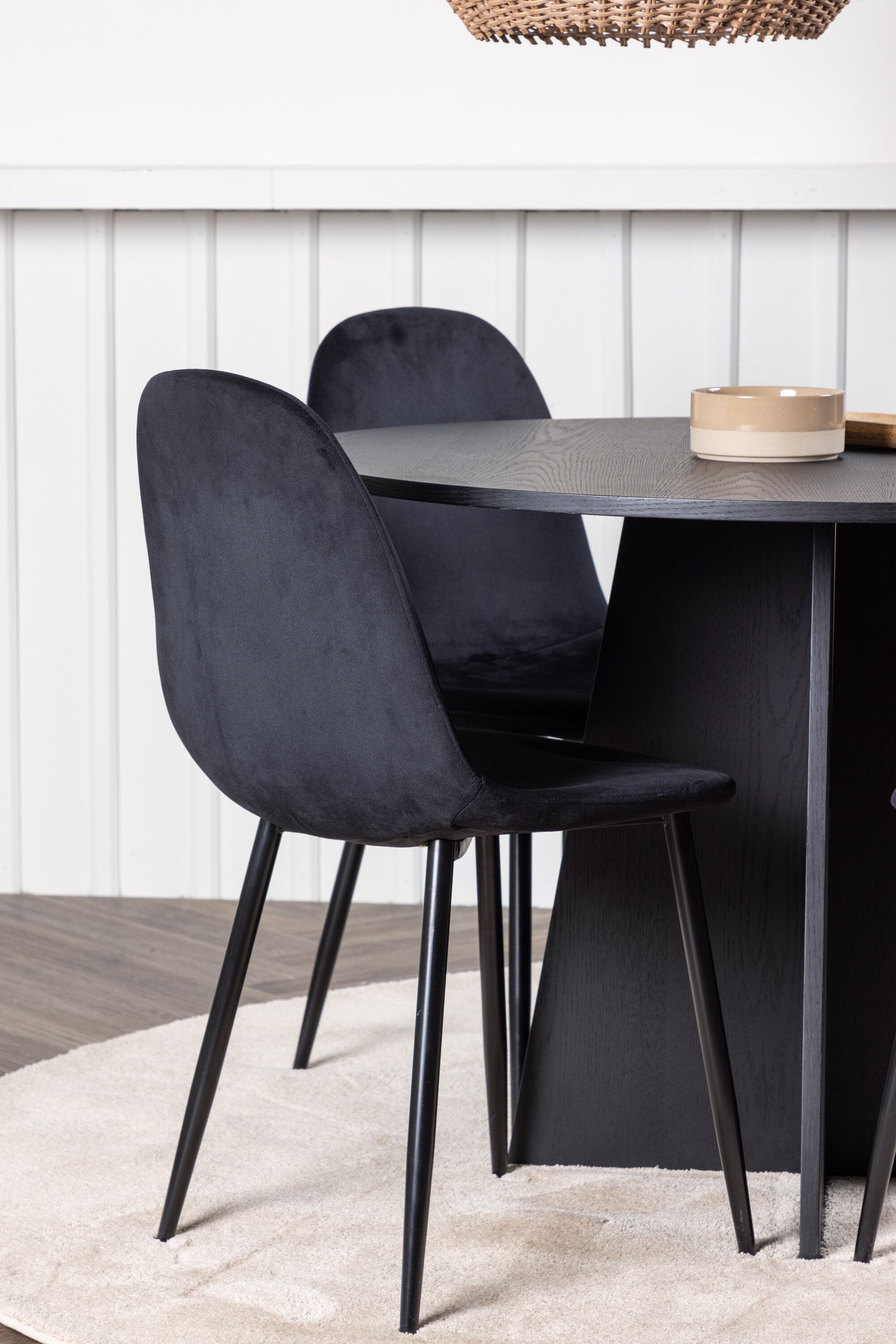 Bootcut Esszimmerset + Polar ⌀110cm/4St. in Schwarz Velvet präsentiert im Onlineshop von KAQTU Design AG. Esszimmerset ist von Venture Home