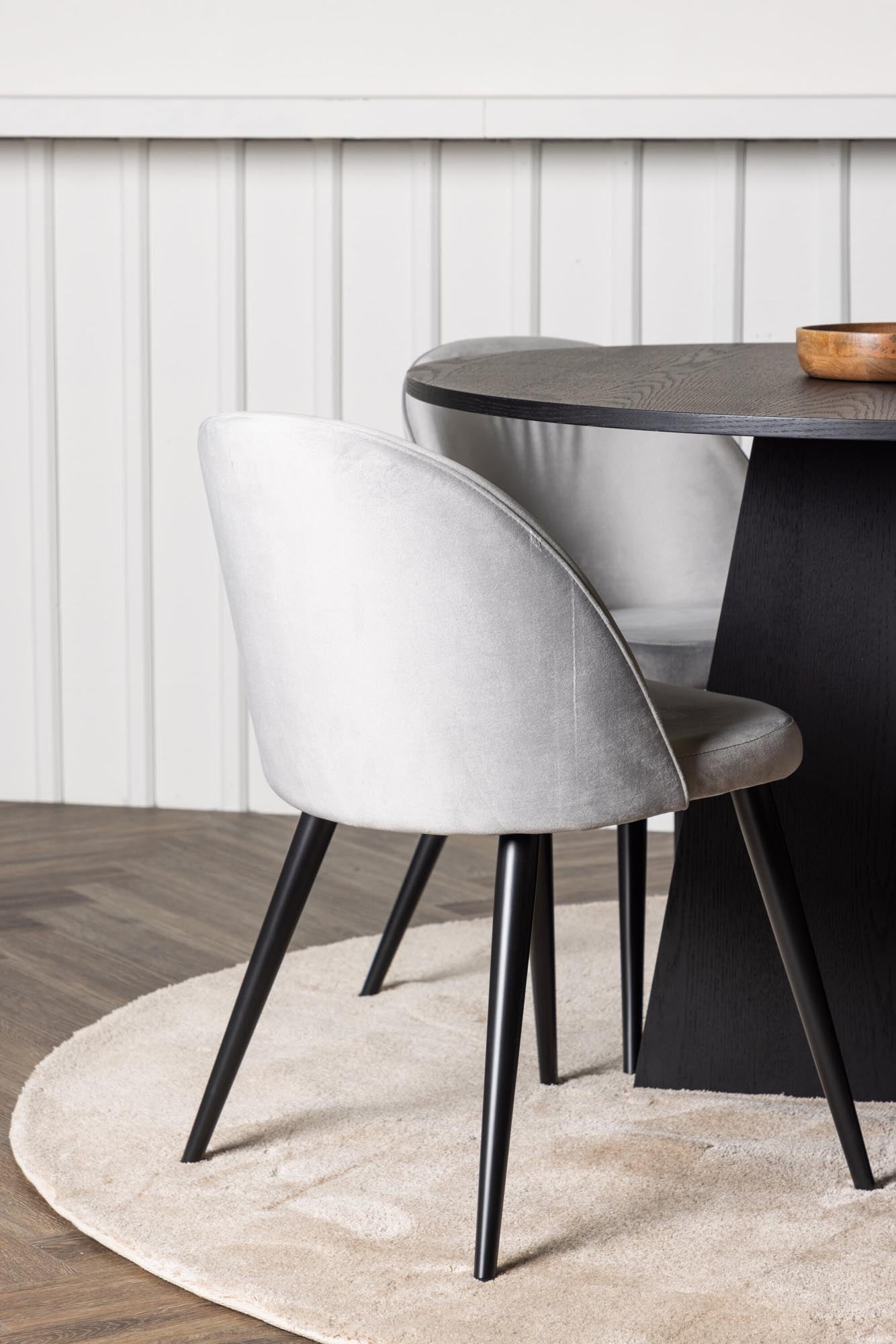 Stilvolles Bootcut Esszimmerset mit runden Tisch (⌀110cm) und 4 luxuriösen Velvet-Stühlen. Perfekte Kombination aus Design und Komfort.