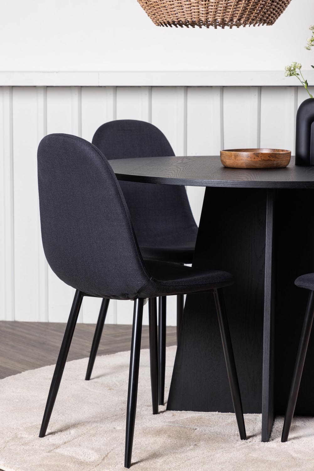 Bootcut Esszimmerset + Polar ⌀110cm/4St. in Schwarz präsentiert im Onlineshop von KAQTU Design AG. Esszimmerset ist von Venture Home