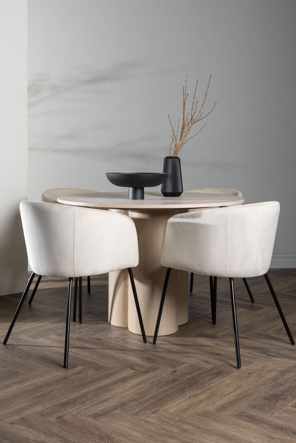 Olivia Esszimmer Set + Berit ⌀110cm/4St. in Natur / Beige / Schwarz präsentiert im Onlineshop von KAQTU Design AG. Esszimmerset ist von Venture Home