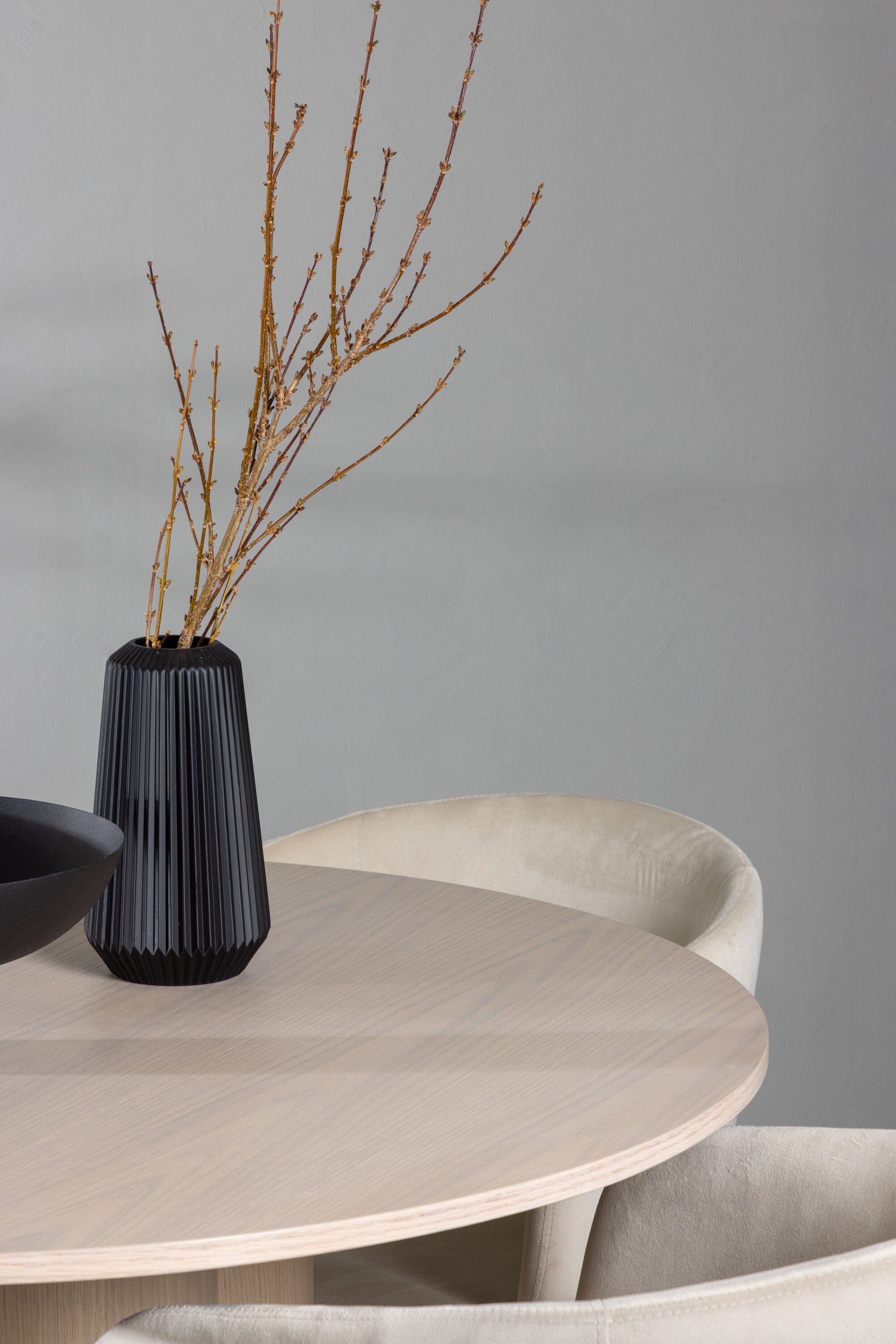 Olivia Esszimmer Set + Berit ⌀110cm/4St. in Natur / Beige / Schwarz präsentiert im Onlineshop von KAQTU Design AG. Esszimmerset ist von Venture Home
