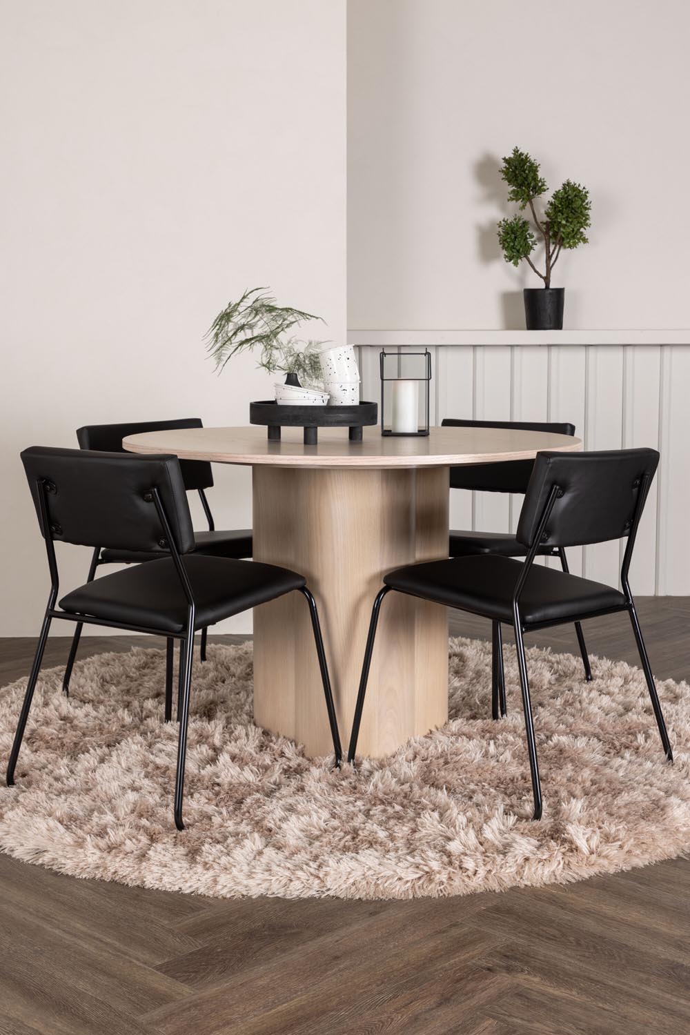 Olivia Esszimmer Set + Kenth ⌀110cm/4St. in Natur / Schwarz präsentiert im Onlineshop von KAQTU Design AG. Esszimmerset ist von Venture Home