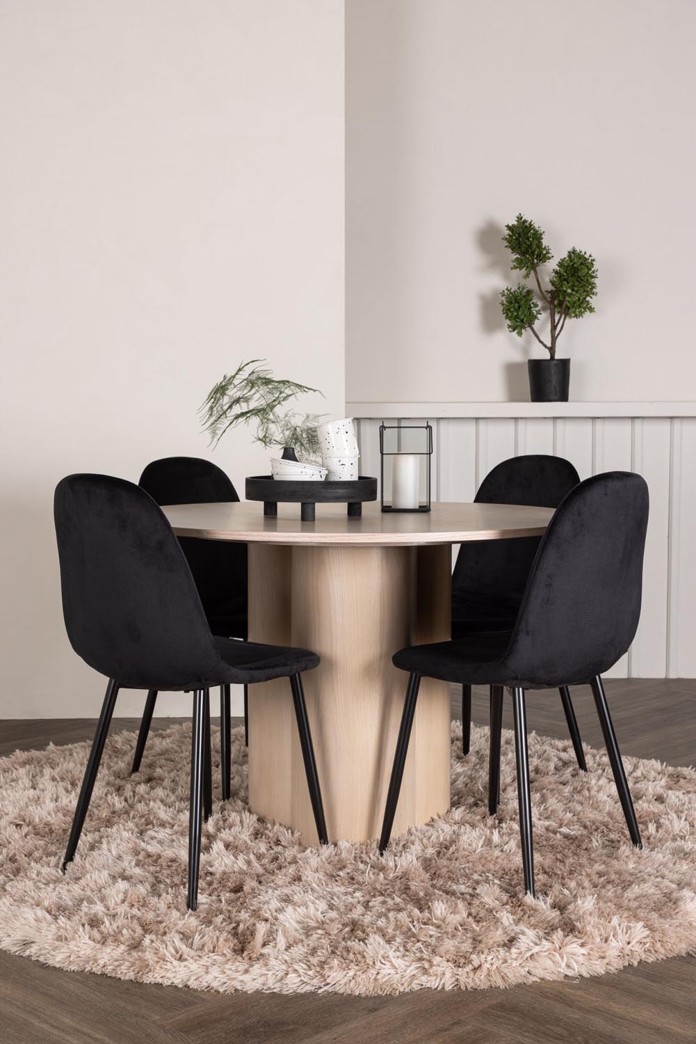 Olivia Esszimmer Set + Polar ⌀110cm/4St. in Natur / Schwarz präsentiert im Onlineshop von KAQTU Design AG. Esszimmerset ist von Venture Home