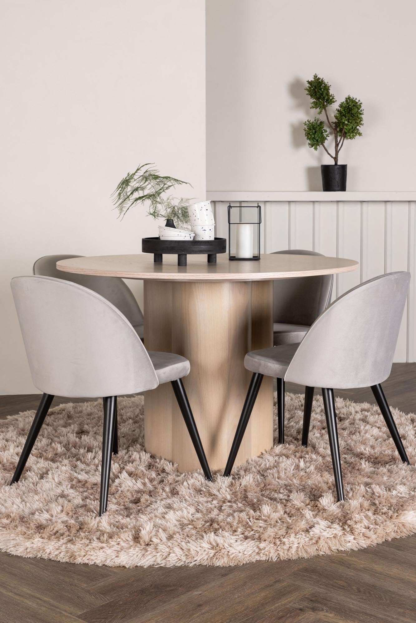 Entdecken Sie das Olivia Esszimmer Set von Venture Home: Ein eleganter runder Tisch und luxuriöse Velvet-Stühle für stilvolle Essmomente.