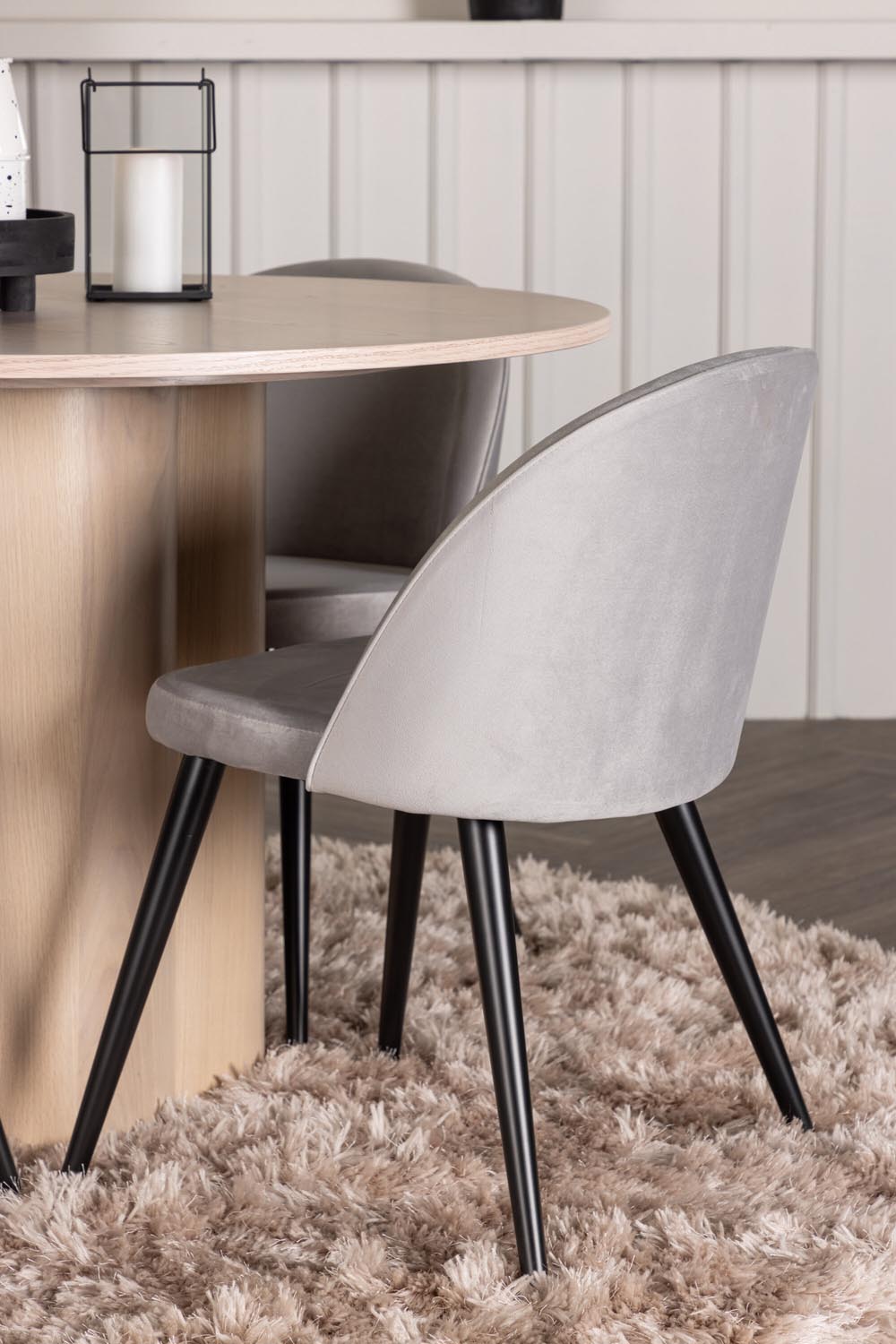 Olivia Esszimmer Set + Velvet ⌀110cm/4St. in Natur / Schwarzgrau präsentiert im Onlineshop von KAQTU Design AG. Esszimmerset ist von Venture Home