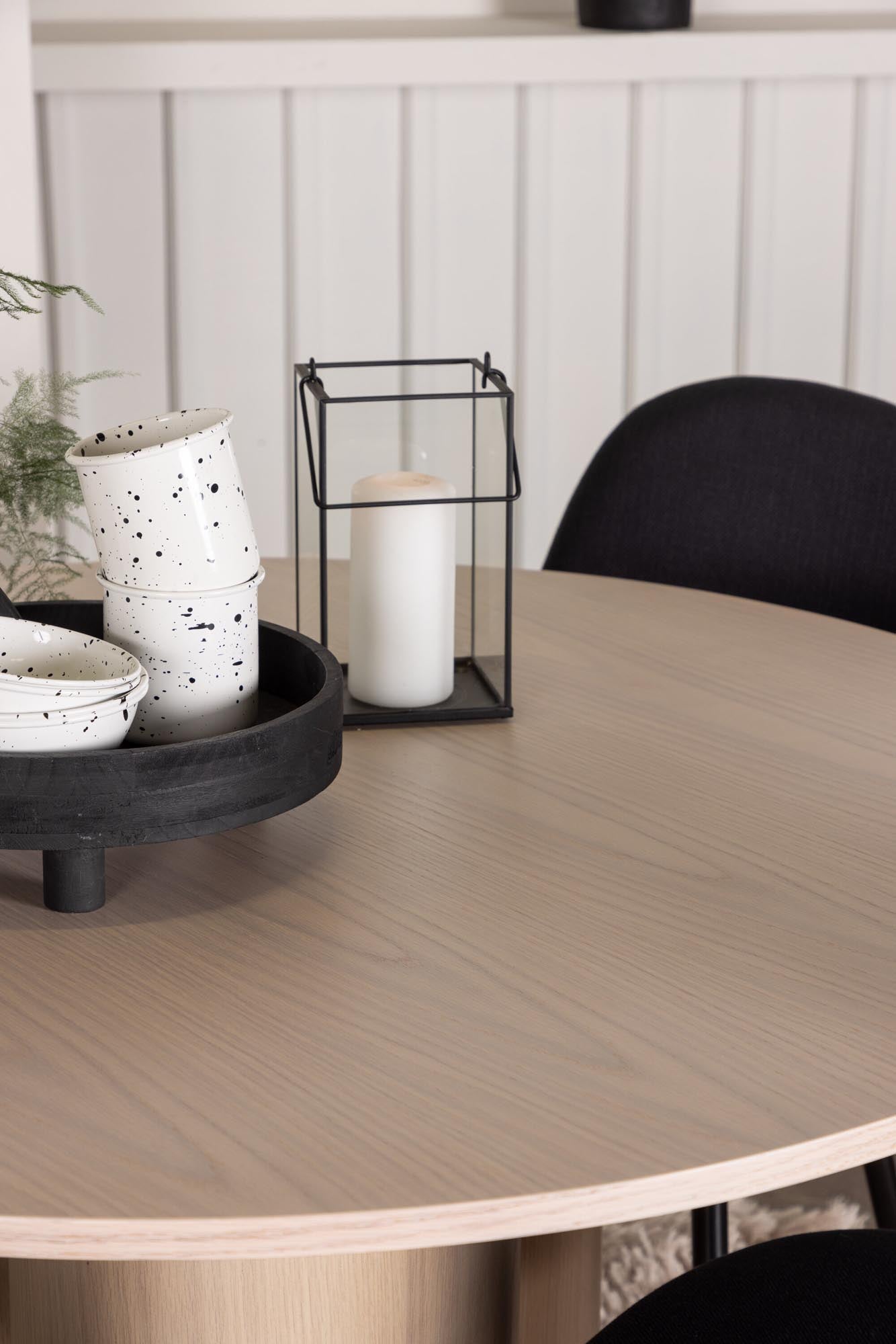 Stilvolles Olivia Esszimmer Set mit runden Polar Tisch und 4 bequemen Samt-Stühlen. Perfekt für gesellige Abende und elegantes Ambiente.