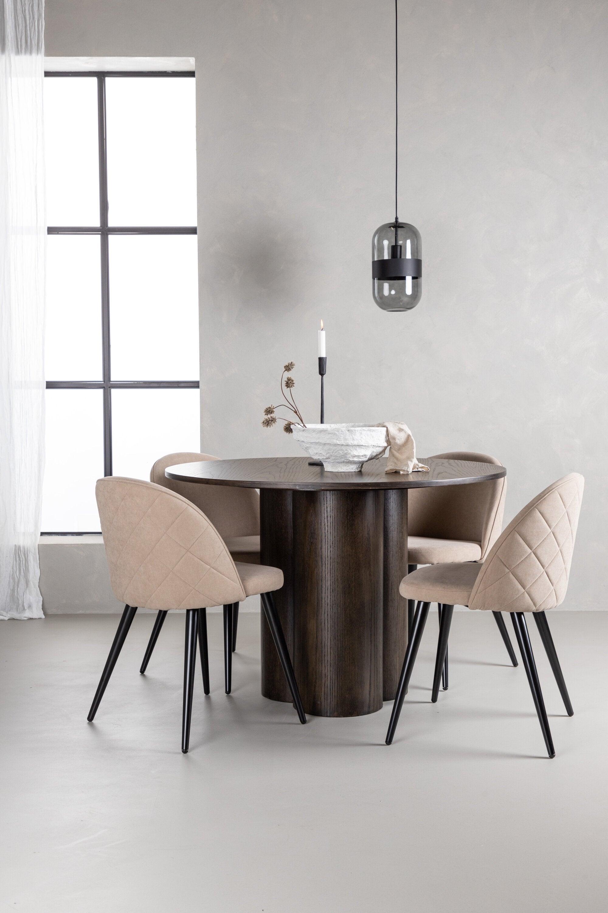 Olivia Esszimmer Set + Velvet ⌀110cm/4St. in Beige, Schwarz präsentiert im Onlineshop von KAQTU Design AG. Esszimmerset ist von Venture Home