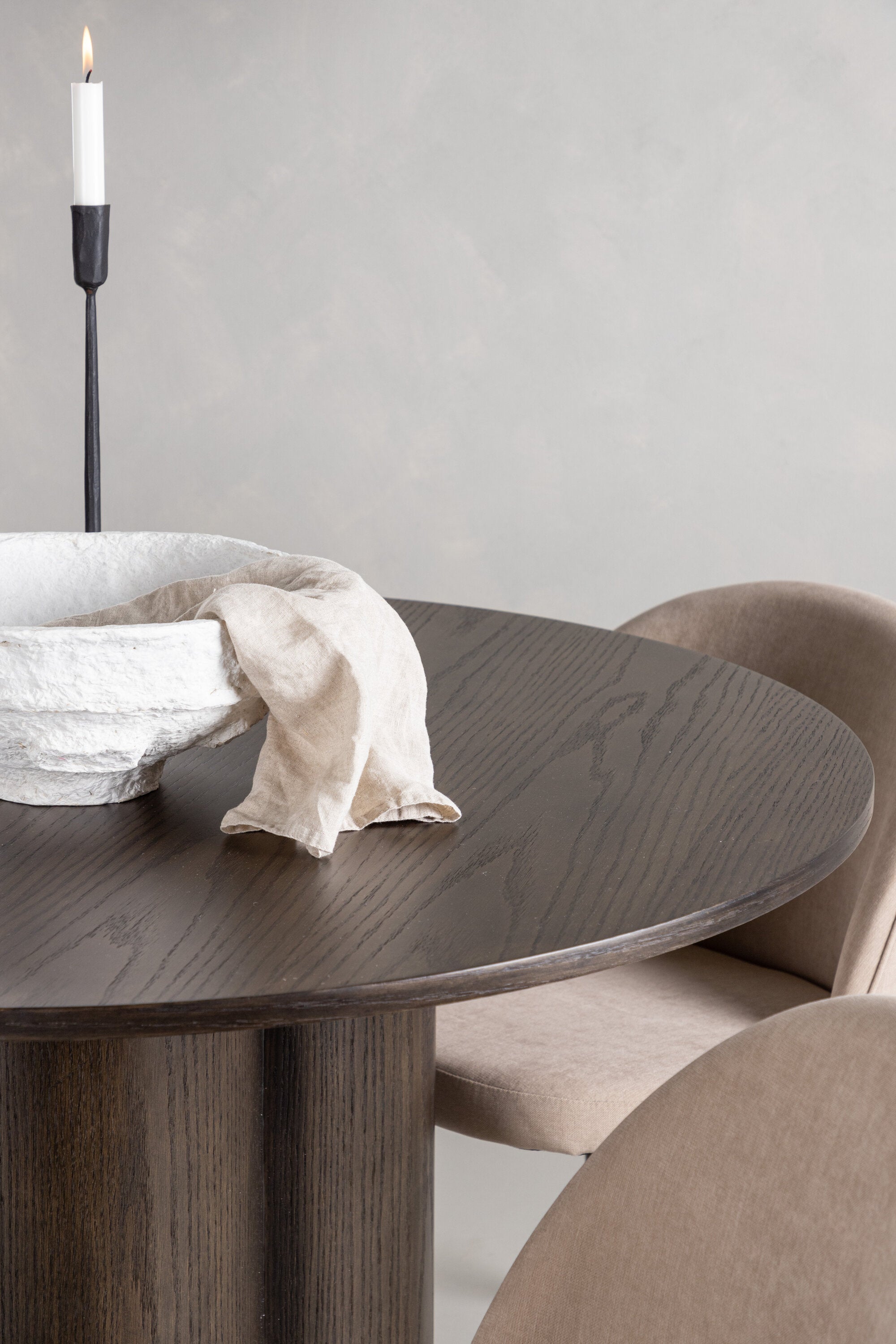 Olivia Esszimmer Set + Velvet ⌀110cm/4St. in Beige, Schwarz präsentiert im Onlineshop von KAQTU Design AG. Esszimmerset ist von Venture Home