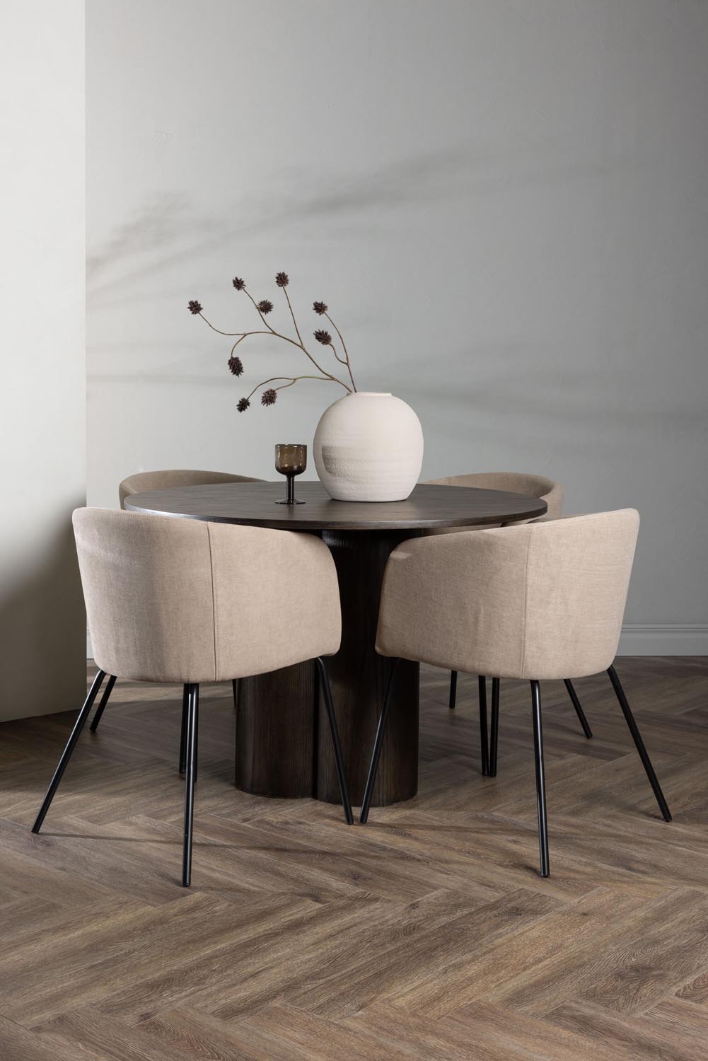 Olivia Esszimmer Set + Berit ⌀110cm/4St. in Braun / Beige / Schwarz präsentiert im Onlineshop von KAQTU Design AG. Esszimmerset ist von Venture Home