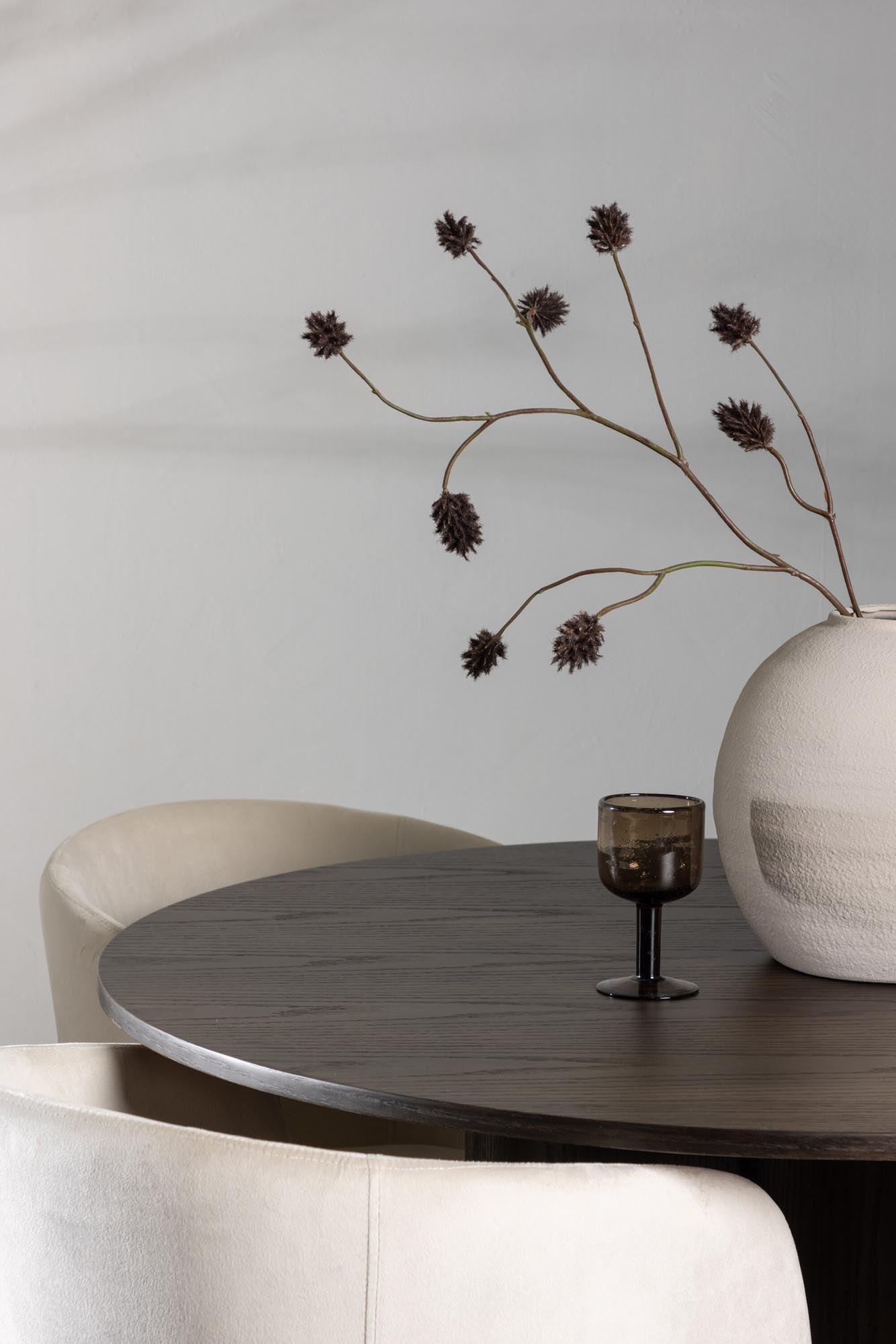 Modernes Olivia Set: Runder Tisch Berit mit 4 eleganten Stühlen.