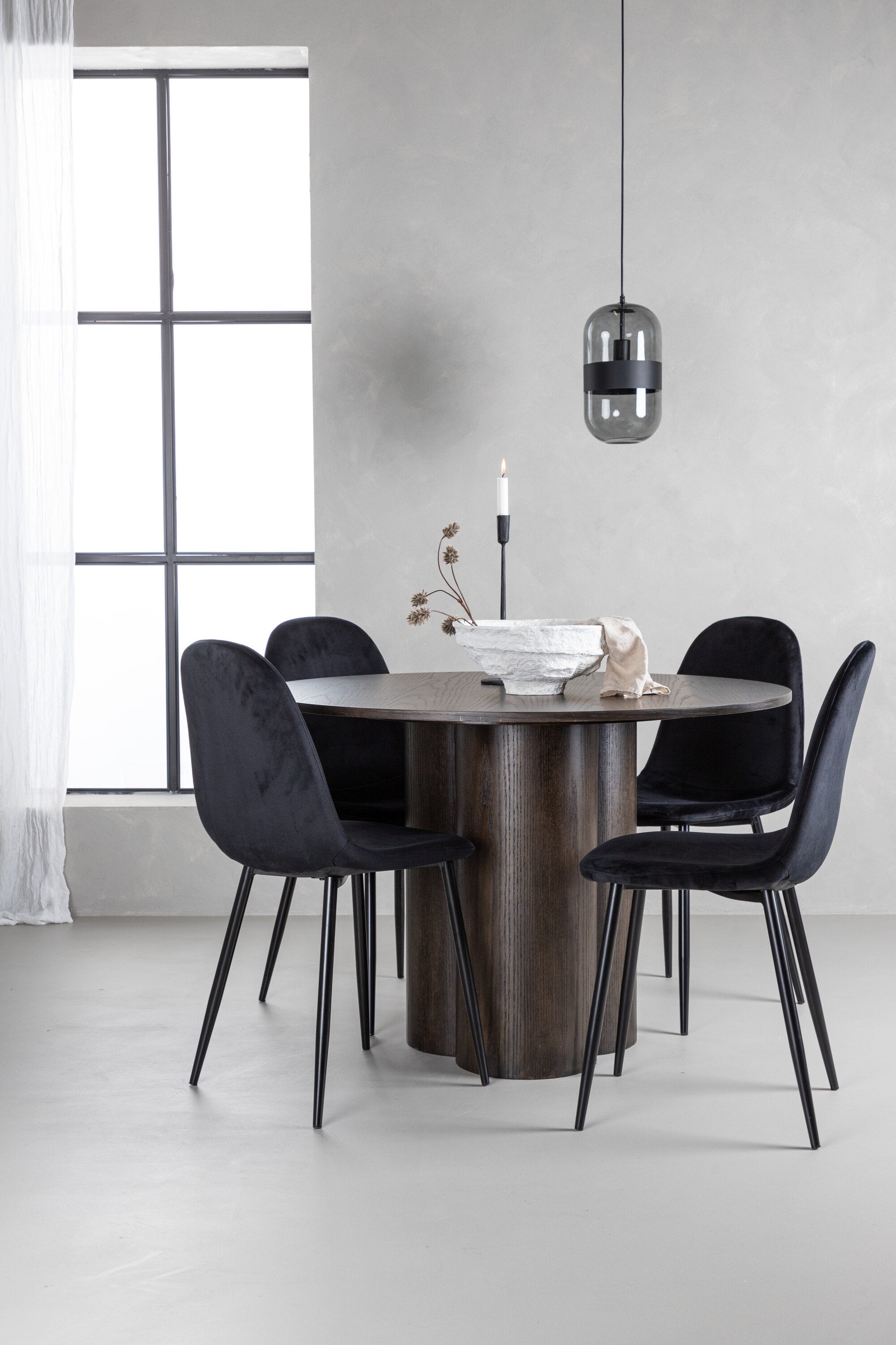 Olivia Esszimmer Set + Polar ⌀110cm/4St. in Schwarz präsentiert im Onlineshop von KAQTU Design AG. Esszimmerset ist von Venture Home