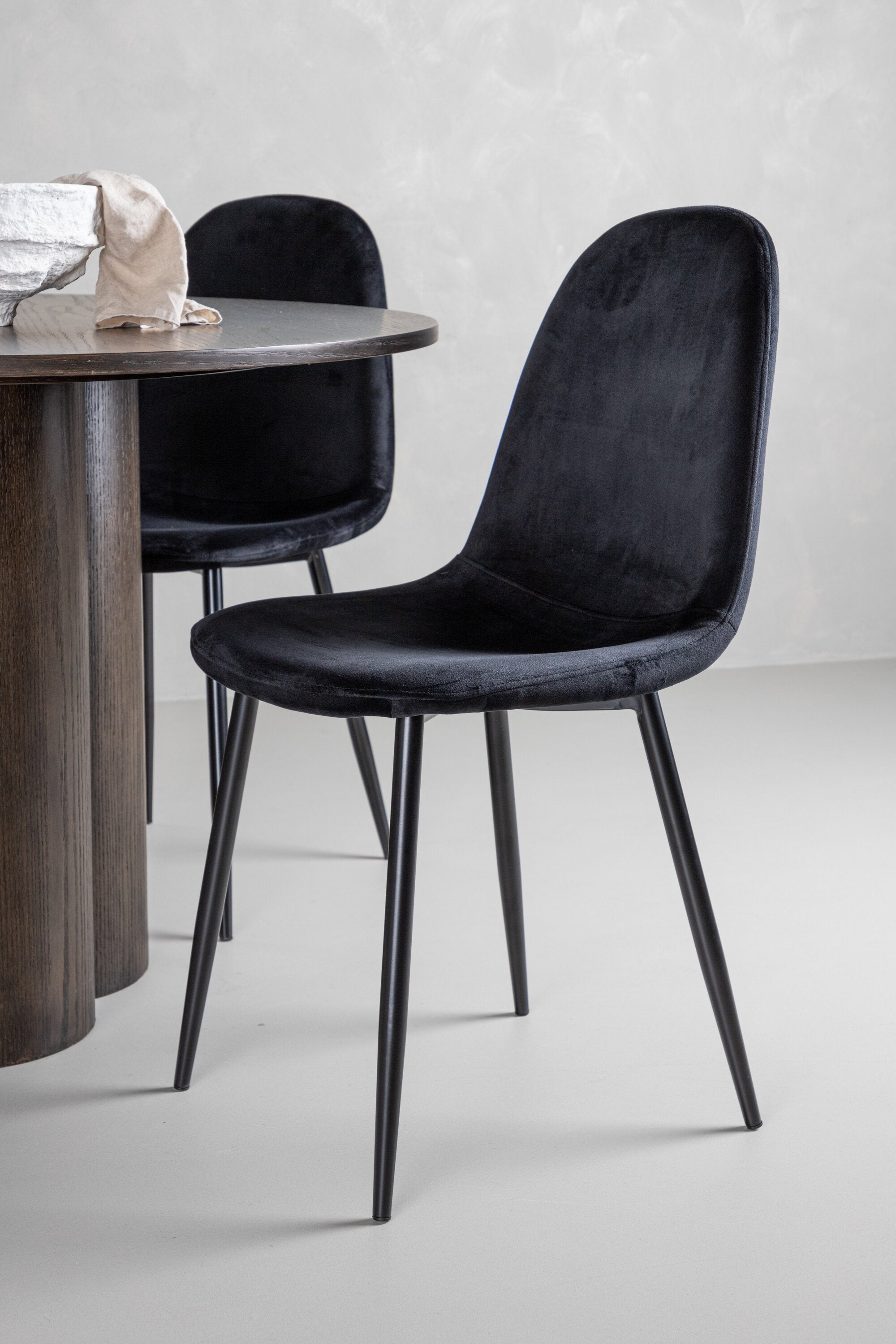 Olivia Esszimmer Set + Polar ⌀110cm/4St. in Schwarz präsentiert im Onlineshop von KAQTU Design AG. Esszimmerset ist von Venture Home