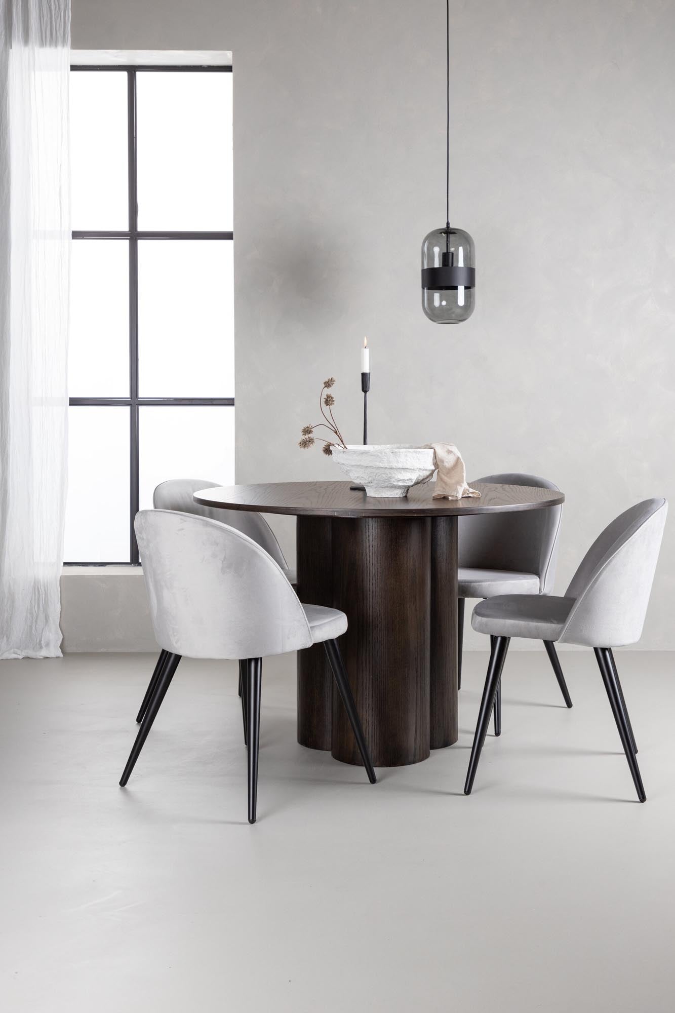 Gestalten Sie Ihr Esszimmer mit dem eleganten Olivia Set von Venture Home. Runder Tisch ⌀110cm und luxuriöse Velvet-Stühle für gesellige Momente.