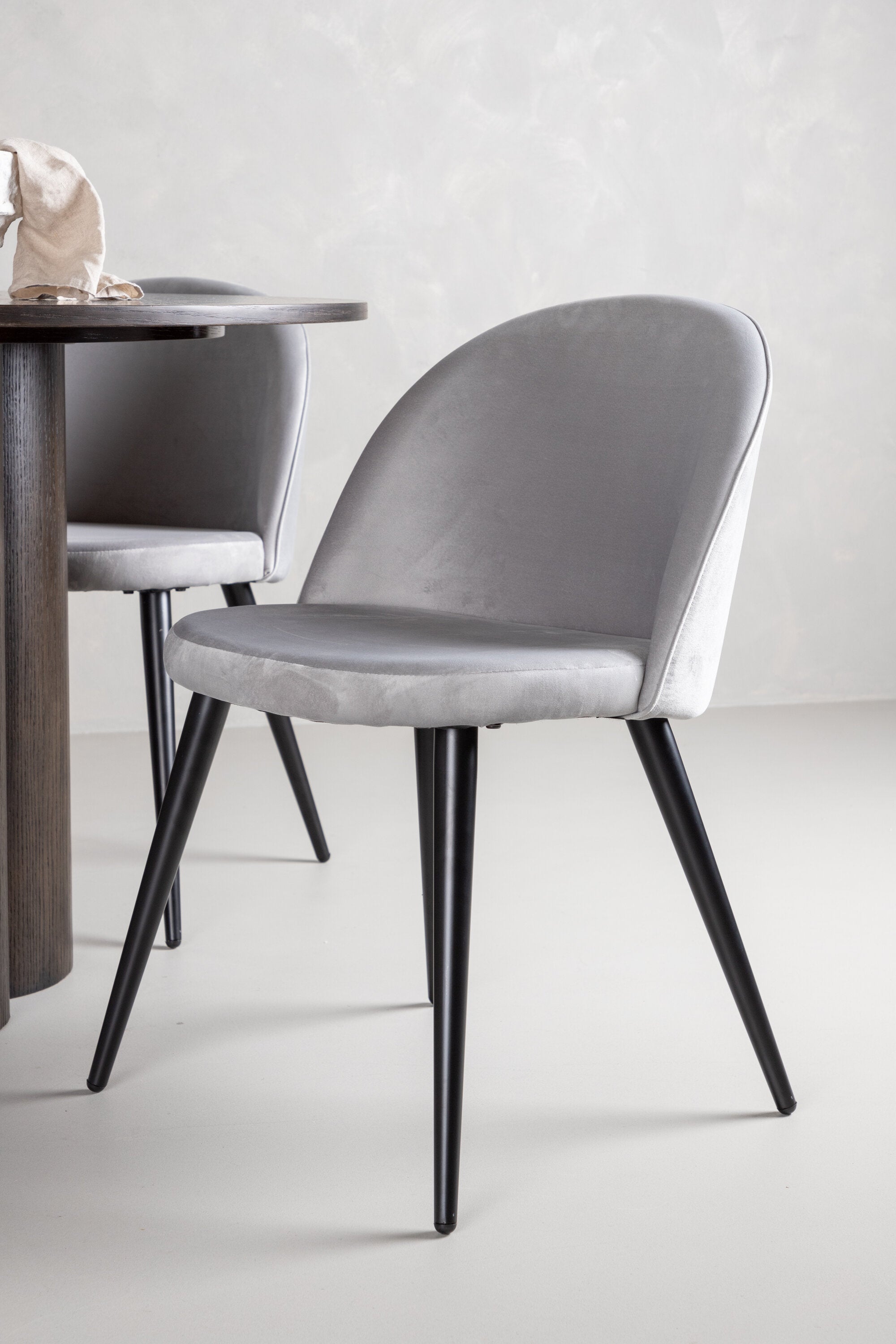 Olivia Esszimmer Set + Velvet ⌀110cm/4St. in Braun / Schwarzgrau präsentiert im Onlineshop von KAQTU Design AG. Esszimmerset ist von Venture Home