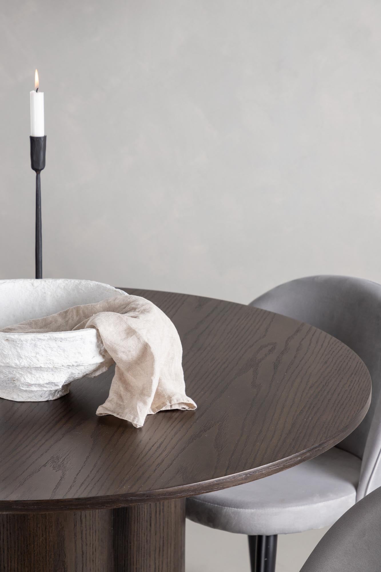 Entdecken Sie das Olivia Esszimmer Set von Venture Home: Ein eleganter runder Tisch und luxuriöse Velvet-Stühle für stilvolle Essmomente.