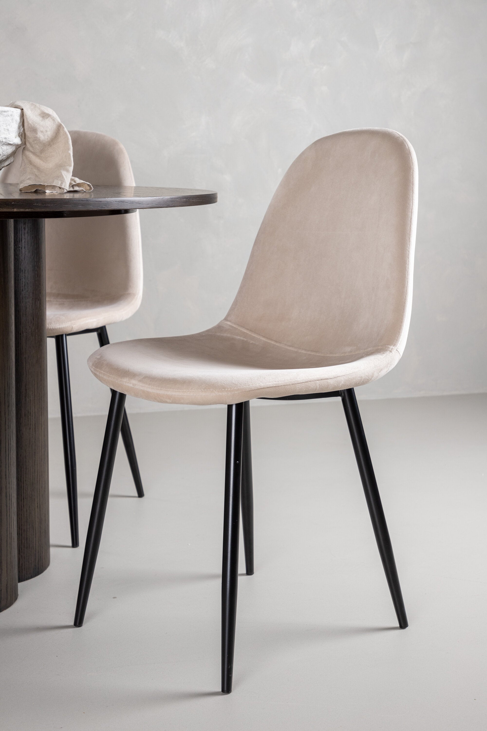 Olivia Esszimmer Set + Polar ⌀110cm/4St. in Beige / Schwarz präsentiert im Onlineshop von KAQTU Design AG. Esszimmerset ist von Venture Home