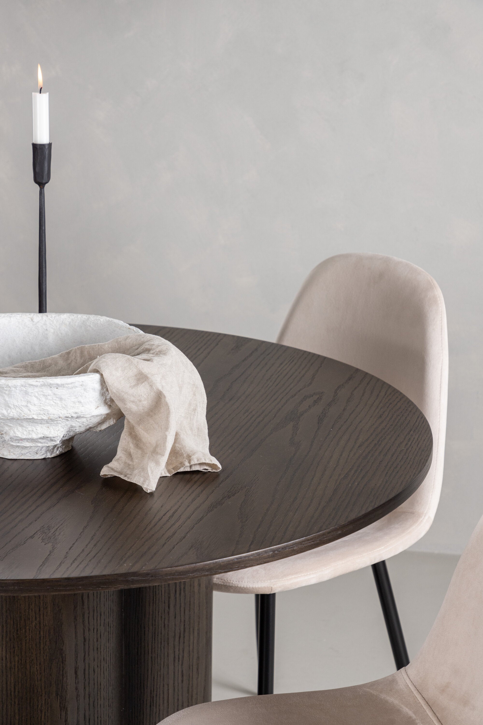 Olivia Esszimmer Set + Polar ⌀110cm/4St. in Beige / Schwarz präsentiert im Onlineshop von KAQTU Design AG. Esszimmerset ist von Venture Home