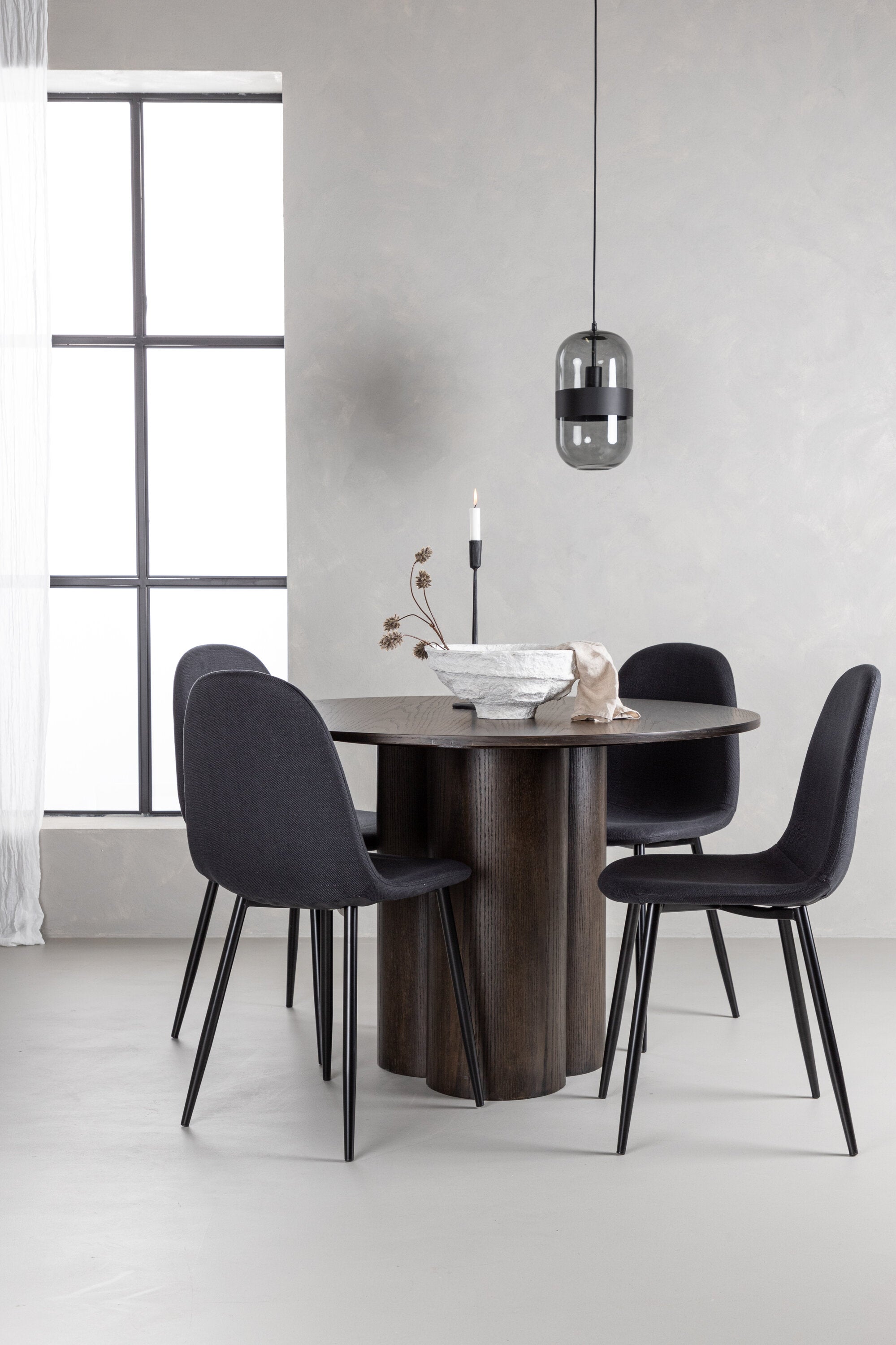 Olivia Esszimmer Set + Polar ⌀110cm/4St. in Schwarz präsentiert im Onlineshop von KAQTU Design AG. Esszimmerset ist von Venture Home