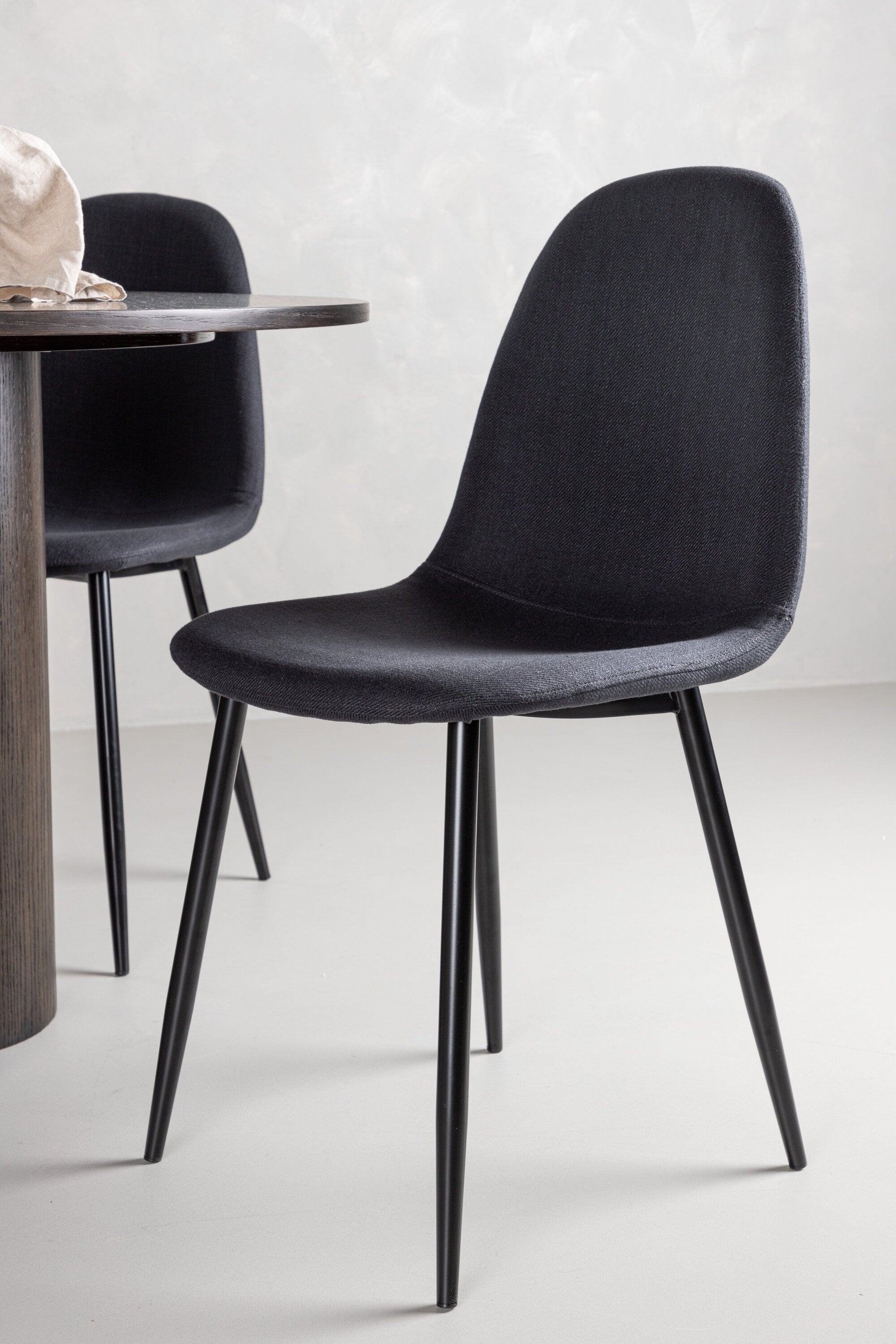 Olivia Esszimmer Set + Polar ⌀110cm/4St. in Schwarz präsentiert im Onlineshop von KAQTU Design AG. Esszimmerset ist von Venture Home
