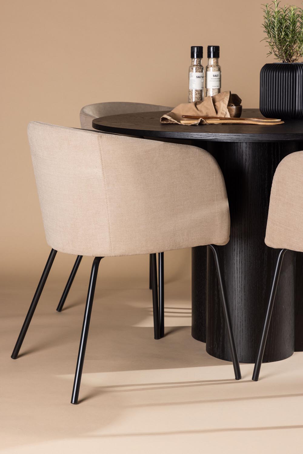 Olivia Esszimmer Set + Berit ⌀110cm/4St. in Beige / Schwarz präsentiert im Onlineshop von KAQTU Design AG. Esszimmerset ist von Venture Home