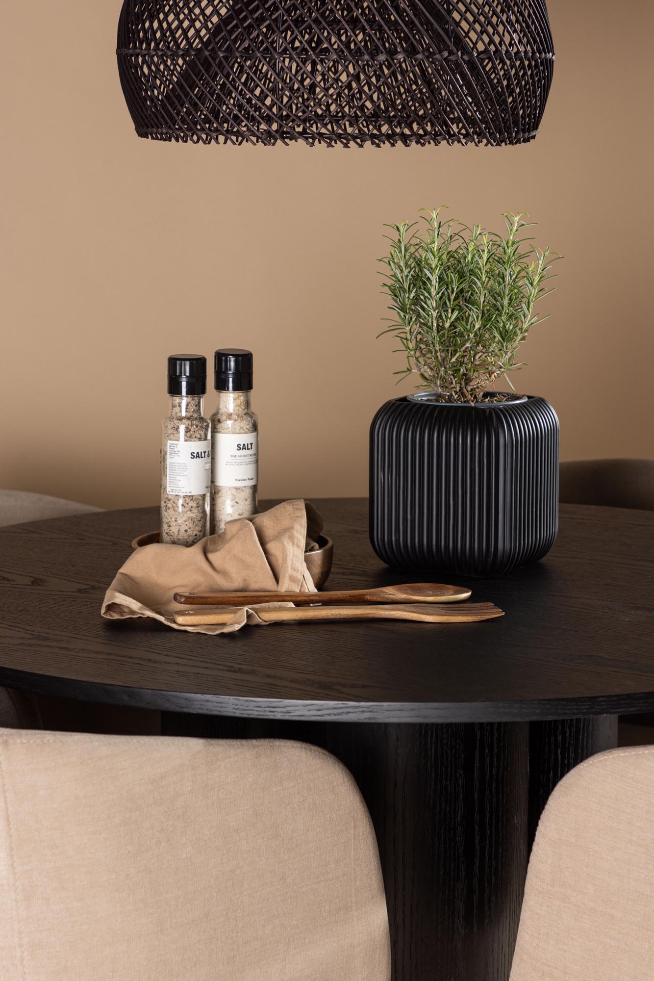 Erleben Sie das elegante Olivia Esszimmer Set + Berit ⌀110cm/4St. von Venture Home – perfekter Komfort und stilvolles Design für gesellige Momente!