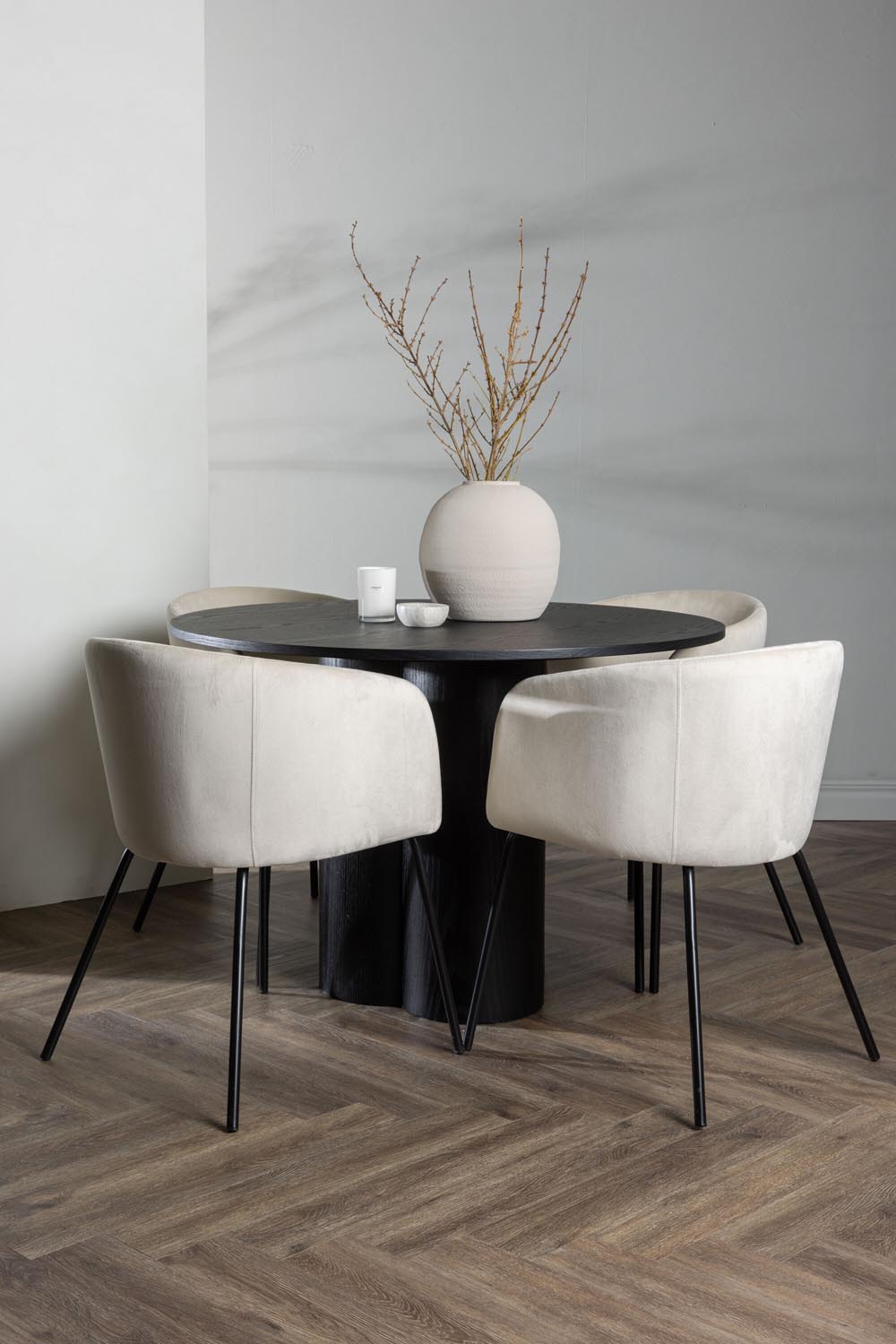 Olivia Esszimmer Set + Berit ⌀110cm/4St. in Beige / Schwarz präsentiert im Onlineshop von KAQTU Design AG. Esszimmerset ist von Venture Home