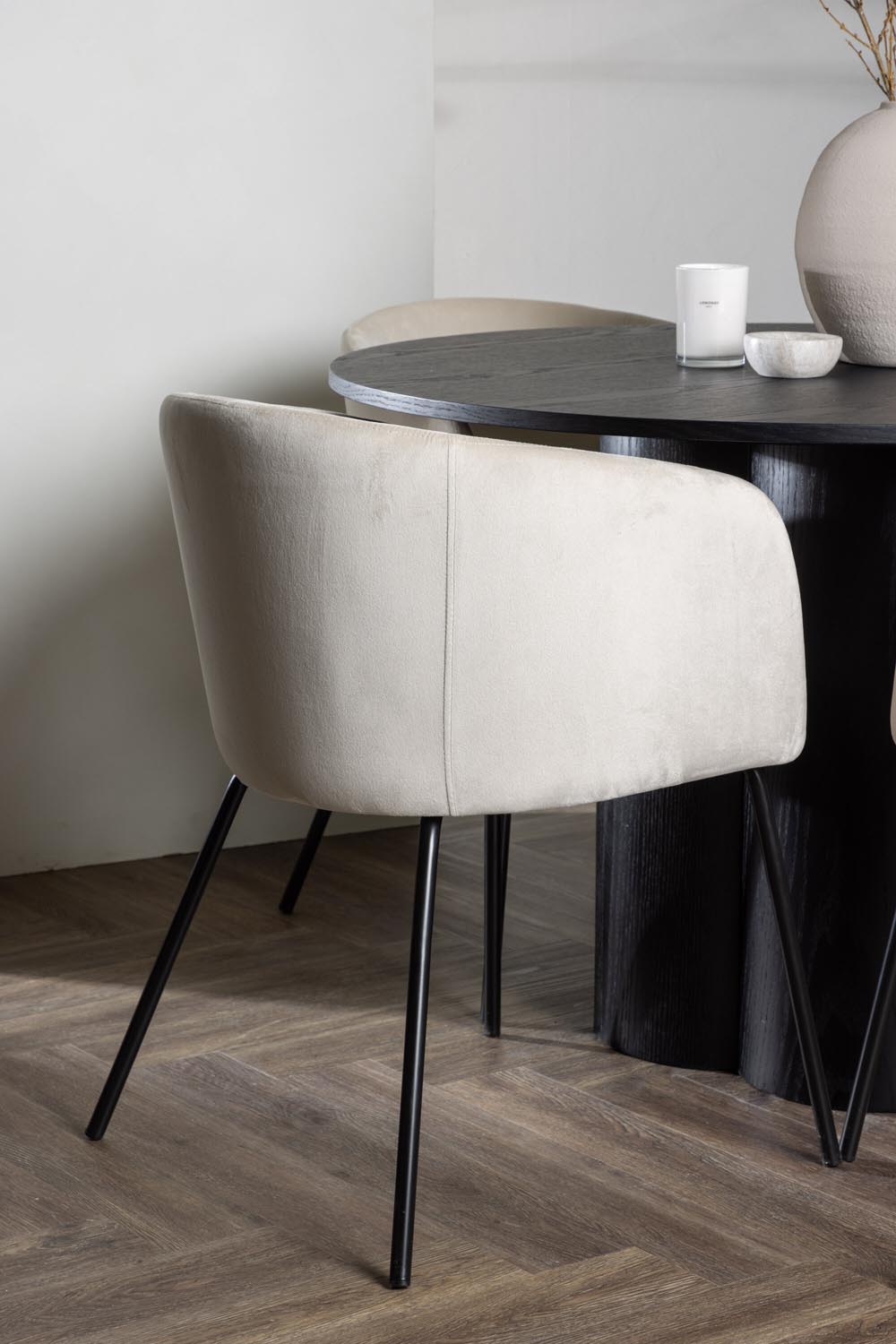 Olivia Esszimmer Set + Berit ⌀110cm/4St. in Beige / Schwarz präsentiert im Onlineshop von KAQTU Design AG. Esszimmerset ist von Venture Home