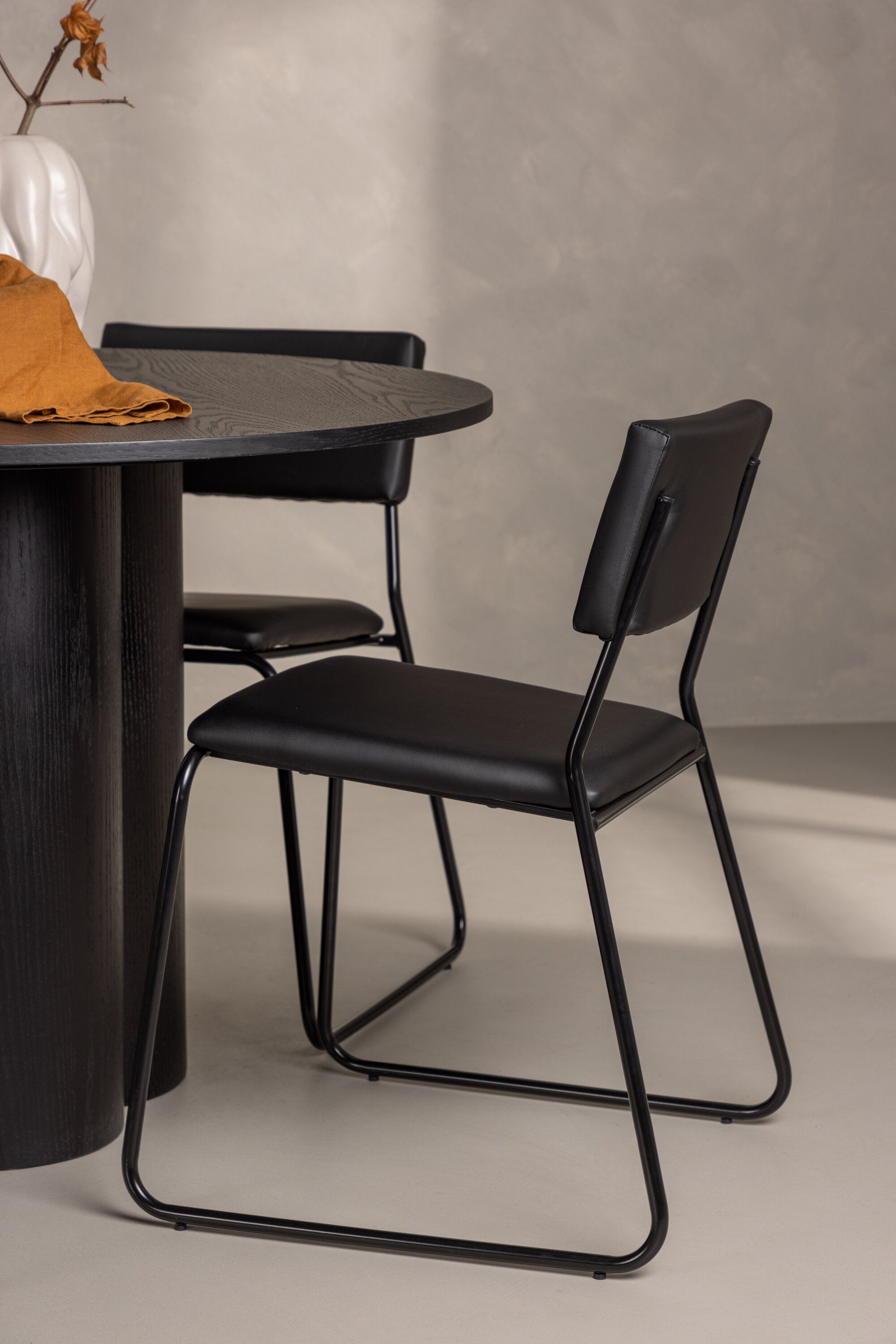 Olivia Esszimmer Set + Kenth ⌀110cm/4St. in Schwarz präsentiert im Onlineshop von KAQTU Design AG. Esszimmerset ist von Venture Home