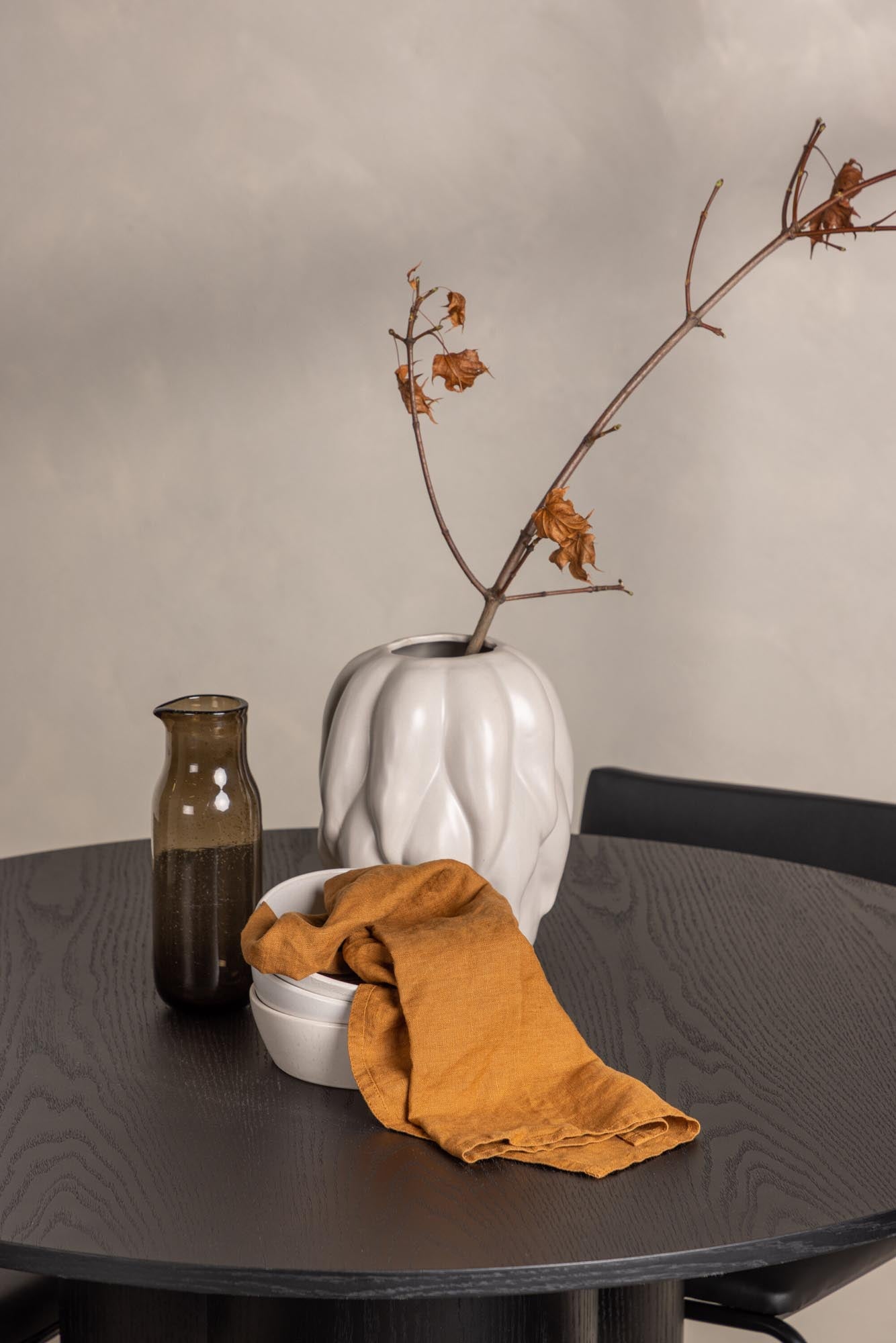 Elegantes Olivia Esszimmer Set mit Kenth Tisch (⌀110cm) und 4 ergonomischen Stühlen. Ideal für moderne und klassische Räume, für gemütliche Zusammenkünfte.