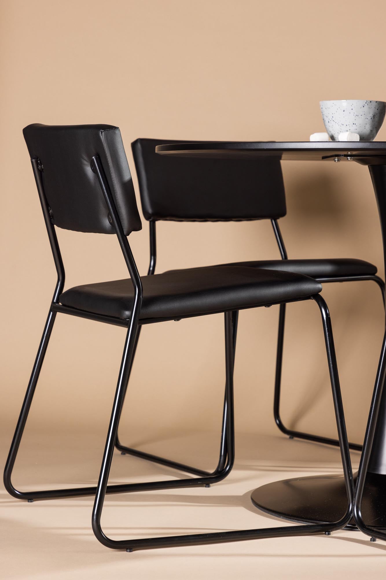 Erleben Sie modernes skandinavisches Design mit dem Glade Esszimmerset von Venture Home: stilvoller Tisch und 4 komfortable Stühle für Ihr Esszimmer.