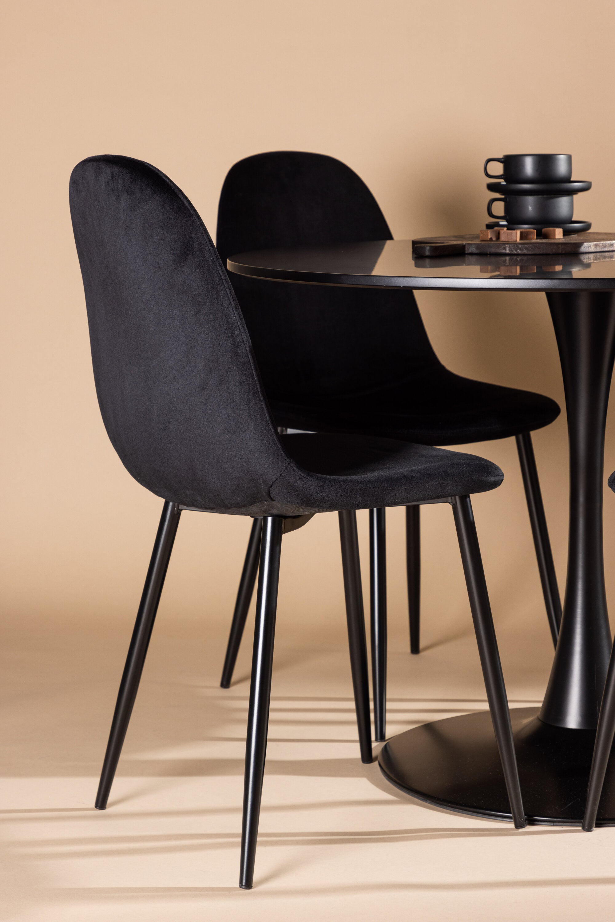 Glade Esszimmerset + Polar ⌀100cm/4St. in Schwarz präsentiert im Onlineshop von KAQTU Design AG. Esszimmerset ist von Venture Home