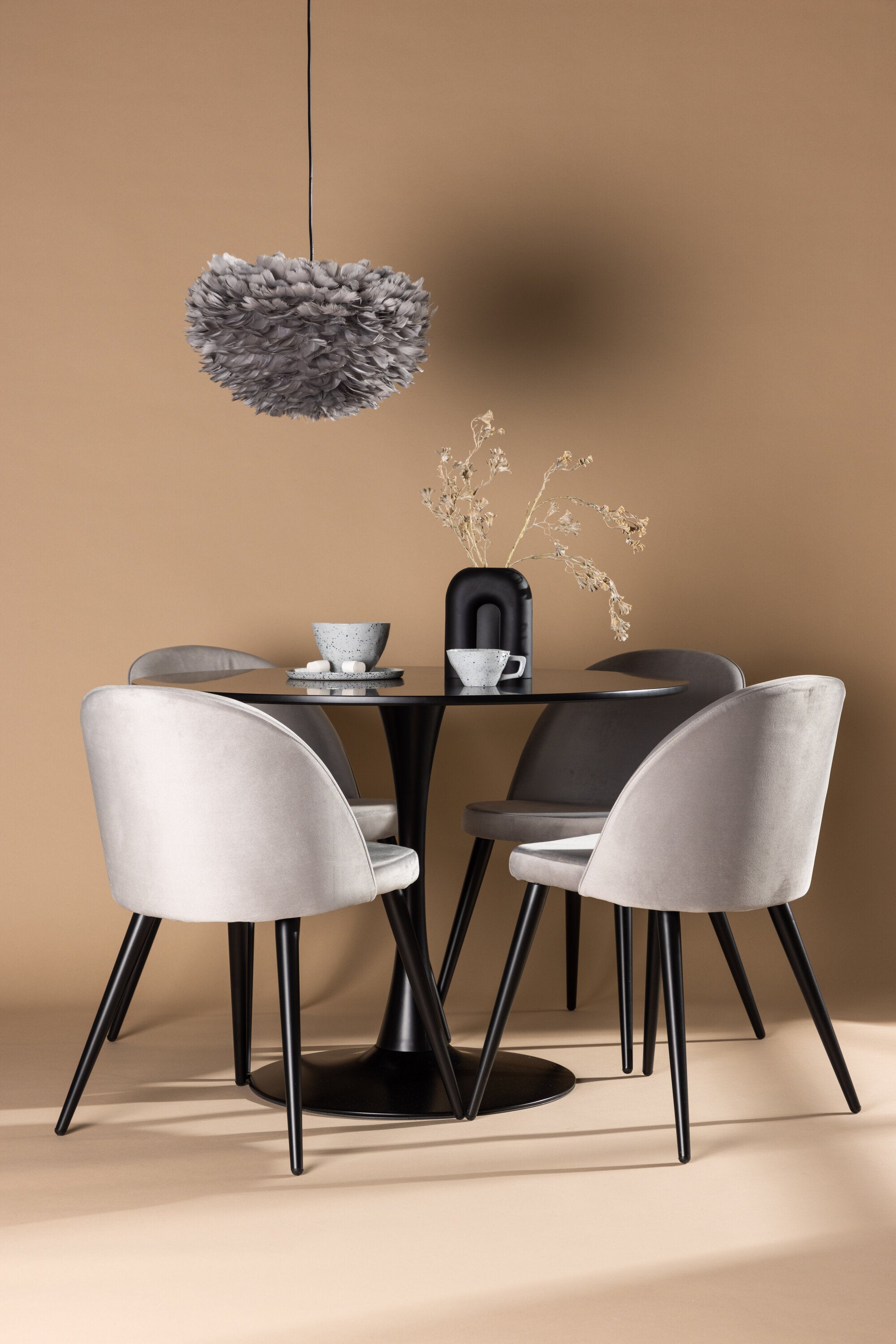 Glade Esszimmerset + Velvet ⌀100cm/4St. in Schwarzgrau präsentiert im Onlineshop von KAQTU Design AG. Esszimmerset ist von Venture Home
