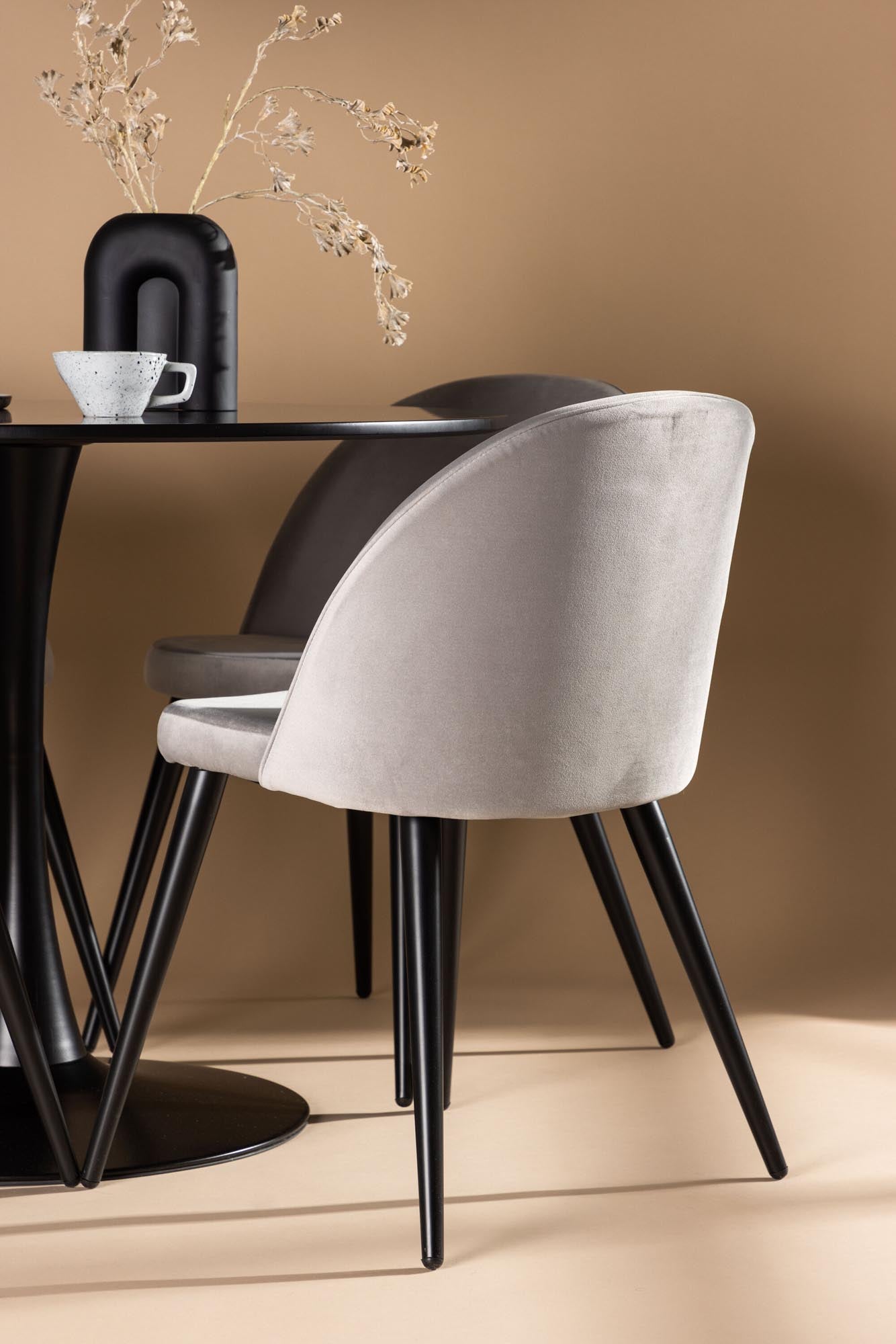 Stilvolles Glade Esszimmerset von Venture Home: Eleganter Tisch mit Trompetenfuß und luxuriöse Samtstühle für einladende Esszimmer.