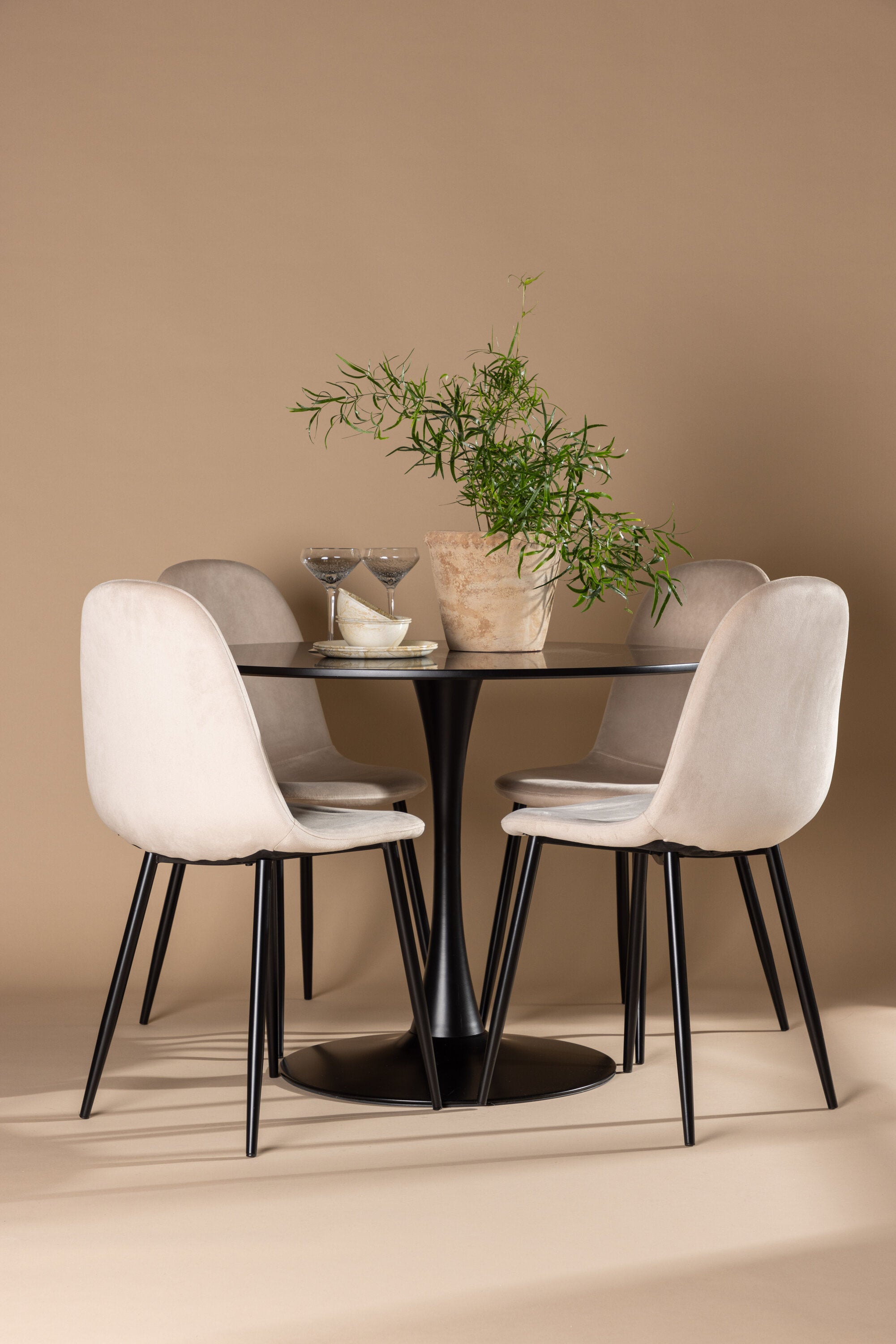 Glade Esszimmerset + Polar ⌀100cm/4St. in Beige, Schwarz präsentiert im Onlineshop von KAQTU Design AG. Esszimmerset ist von Venture Home