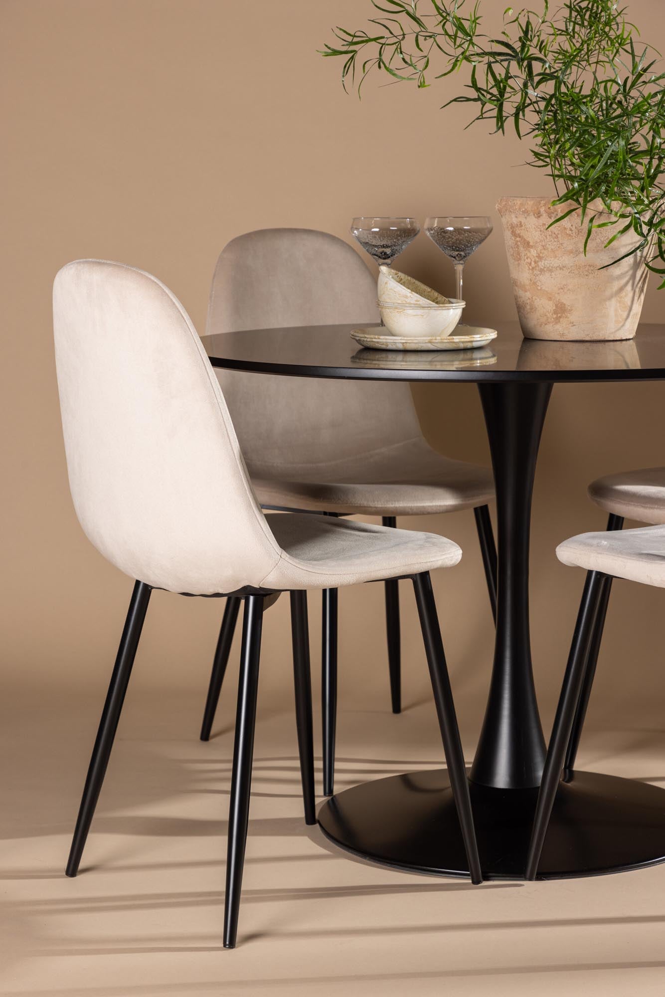 Modernes Glade Esszimmerset von Venture Home: runder Tisch (100cm) und 4 stilvolle Stühle für Komfort und skandinavisches Design.