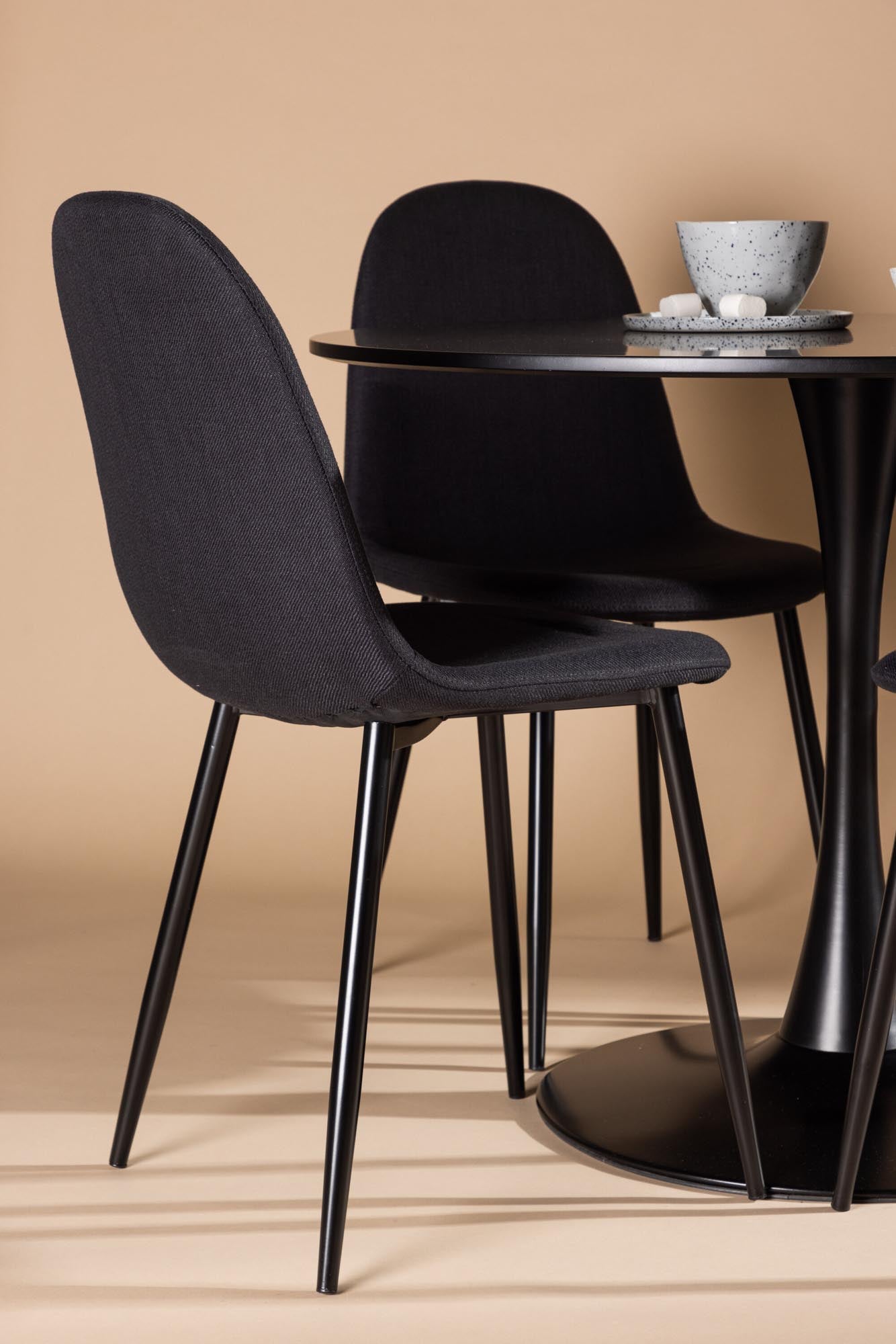 Entdecken Sie das Glade Esszimmerset von Venture Home: Eleganter runder Tisch (⌀100cm) und 4 komfortable Stühle, ideal für stilvolle Essbereiche.