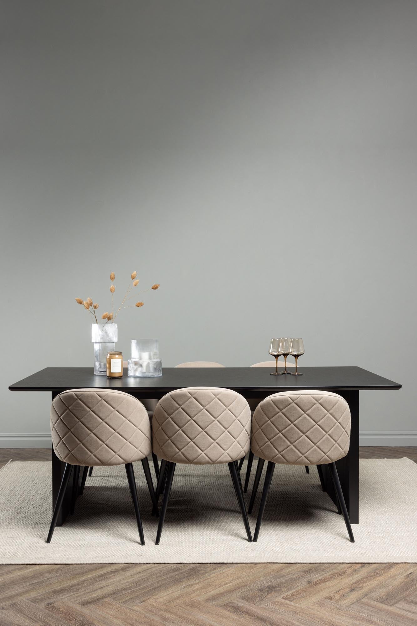 Elegantes Vail Esszimmerset: 200cm Tisch mit 6 samtigen Stühlen.