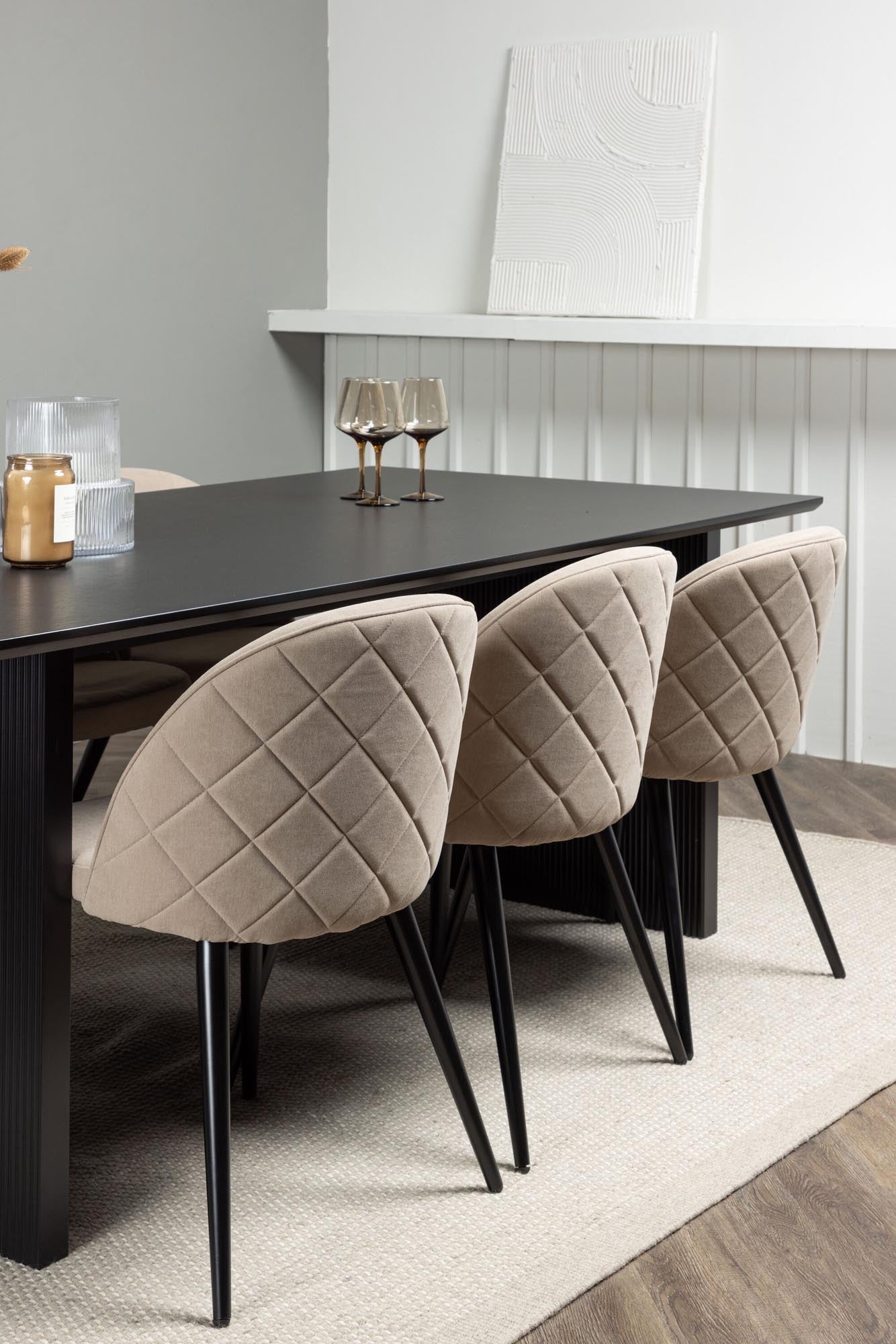 Stilvolles Vail Esszimmerset: 200cm Tisch mit 6 luxuriösen Velvet-Stühlen für höchsten Komfort und modernes Design.