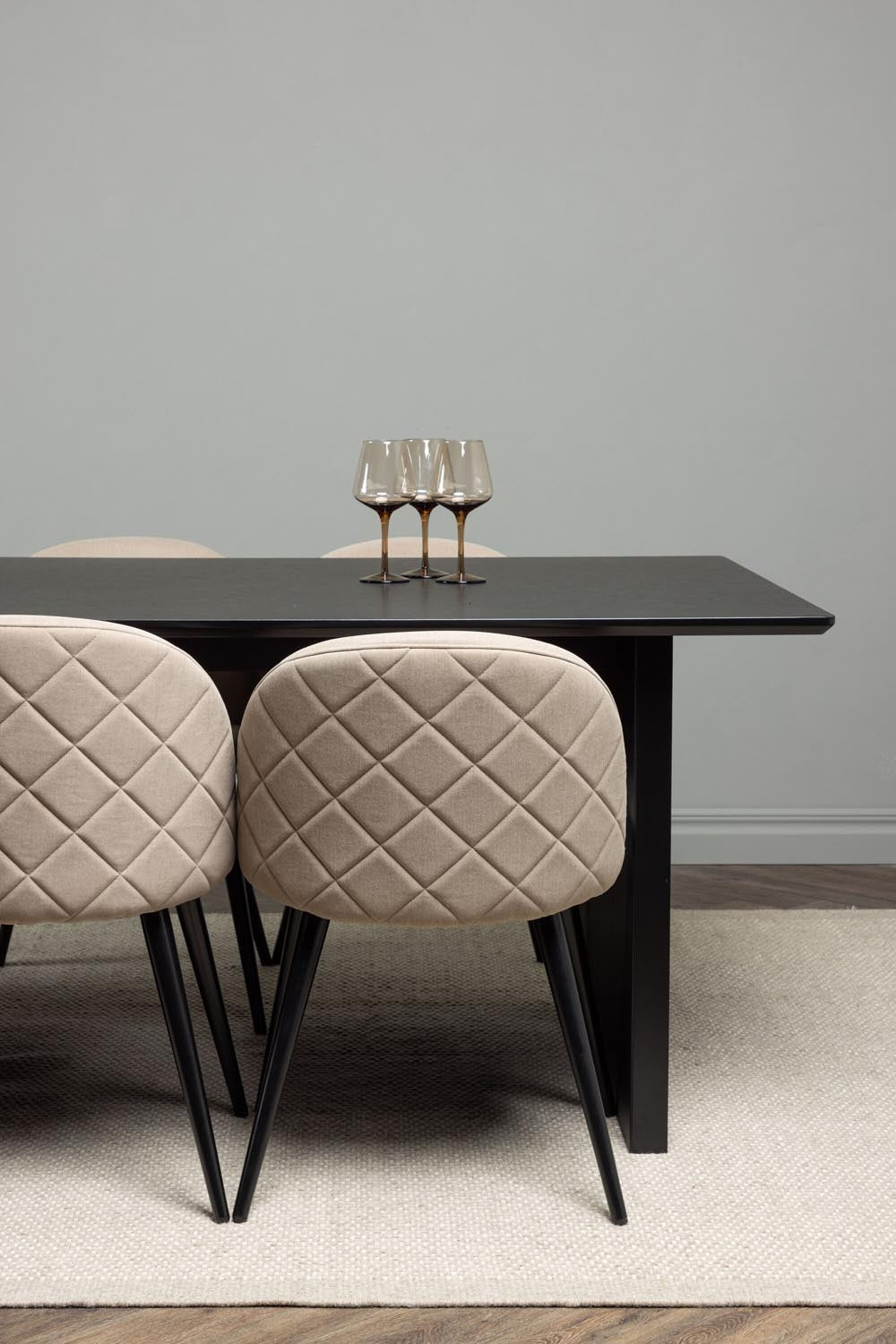 Vail Esszimmerset + Velvet 200cm/6St. in Beige, Schwarz präsentiert im Onlineshop von KAQTU Design AG. Esszimmerset ist von Venture Home