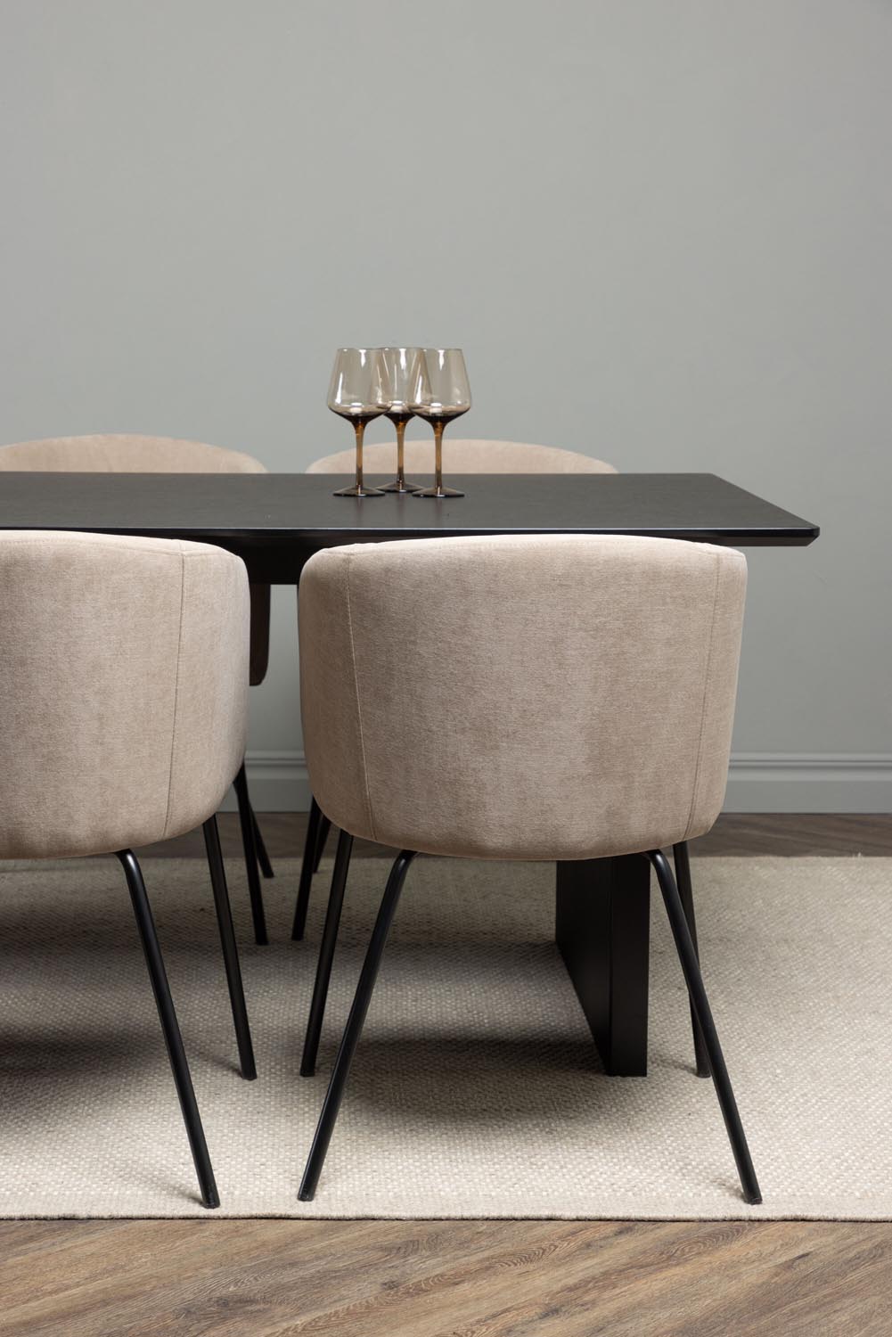 Vail Esszimmerset + Berit 200cm/6St. in Beige, Schwarz präsentiert im Onlineshop von KAQTU Design AG. Esszimmerset ist von Venture Home