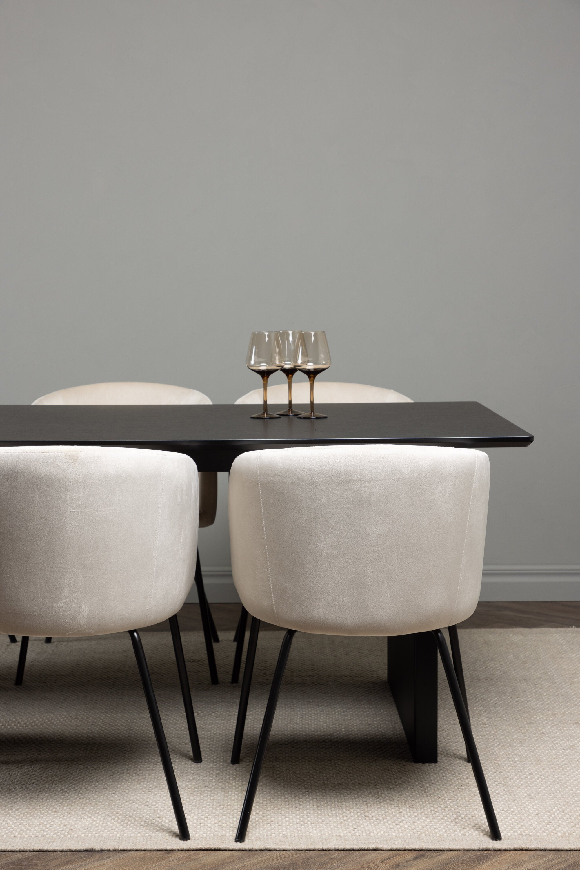 Vail Esszimmerset + Berit 200cm/6St. in Beige, Schwarz präsentiert im Onlineshop von KAQTU Design AG. Esszimmerset ist von Venture Home