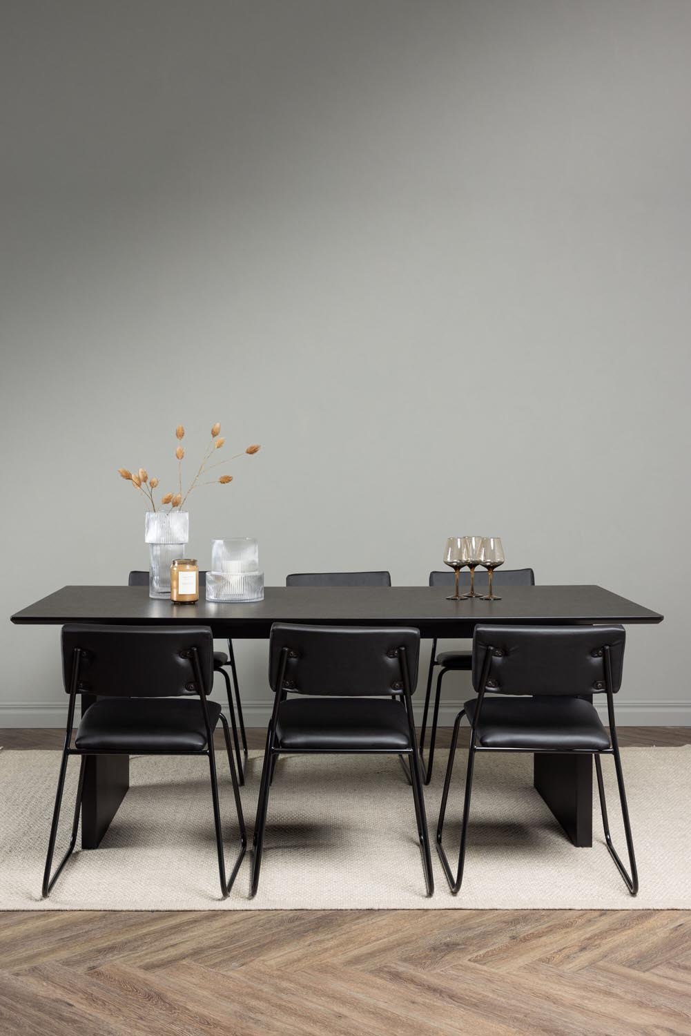 Vail Esstischset + Kenth 200cm/6St. in Schwarz präsentiert im Onlineshop von KAQTU Design AG. Esszimmerset ist von Venture Home