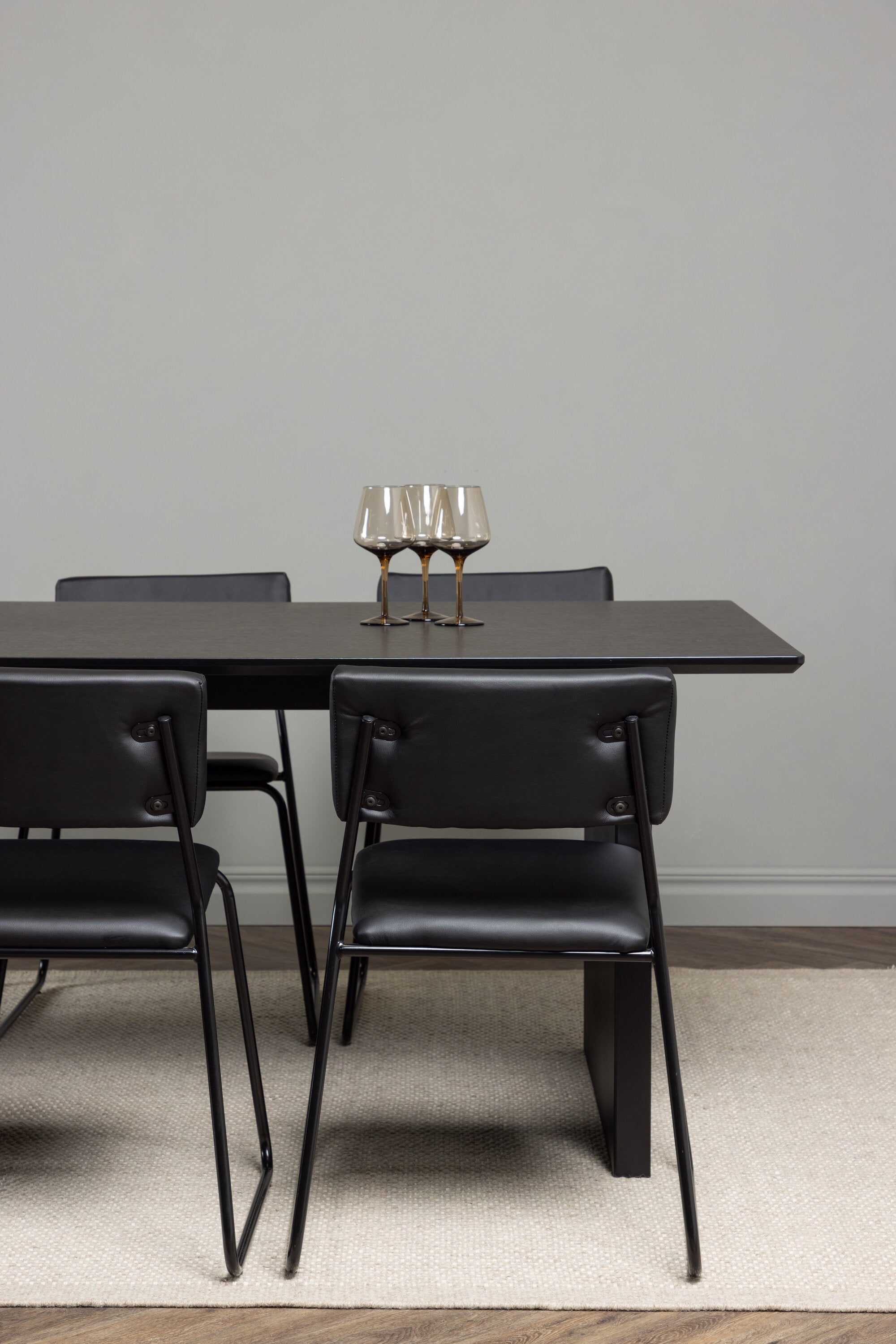 Vail Esstischset + Kenth 200cm/6St. in Schwarz präsentiert im Onlineshop von KAQTU Design AG. Esszimmerset ist von Venture Home