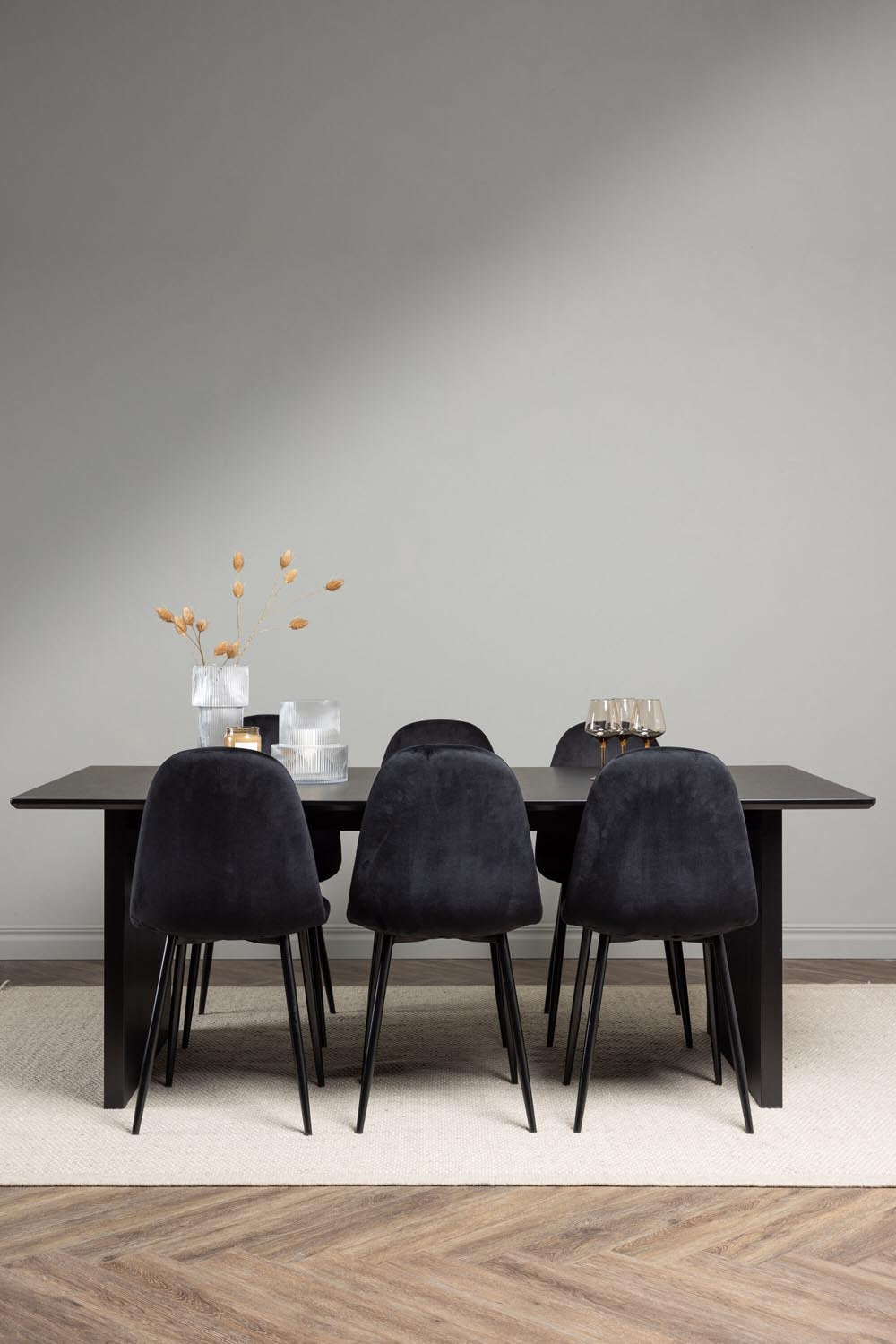 Vail Esszimmerset + Polar 200cm/6St. in Schwarz präsentiert im Onlineshop von KAQTU Design AG. Esszimmerset ist von Venture Home