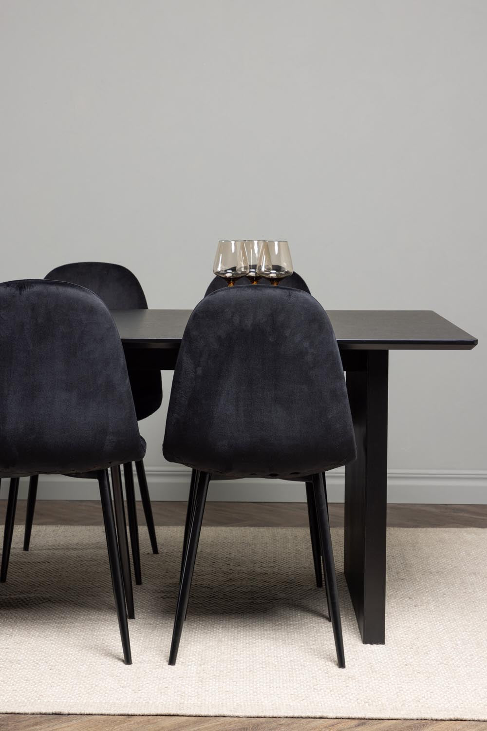 Vail Esszimmerset + Polar 200cm/6St. in Schwarz präsentiert im Onlineshop von KAQTU Design AG. Esszimmerset ist von Venture Home