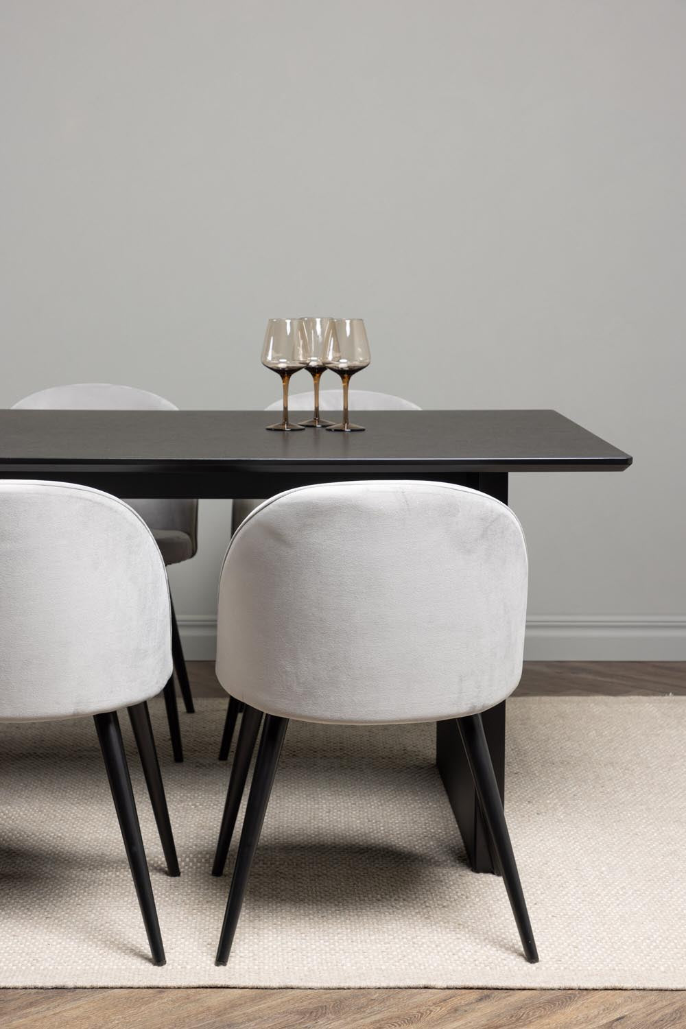 Vail Esszimmerset + Velvet 200cm/6St. in Schwarzgrau präsentiert im Onlineshop von KAQTU Design AG. Esszimmerset ist von Venture Home