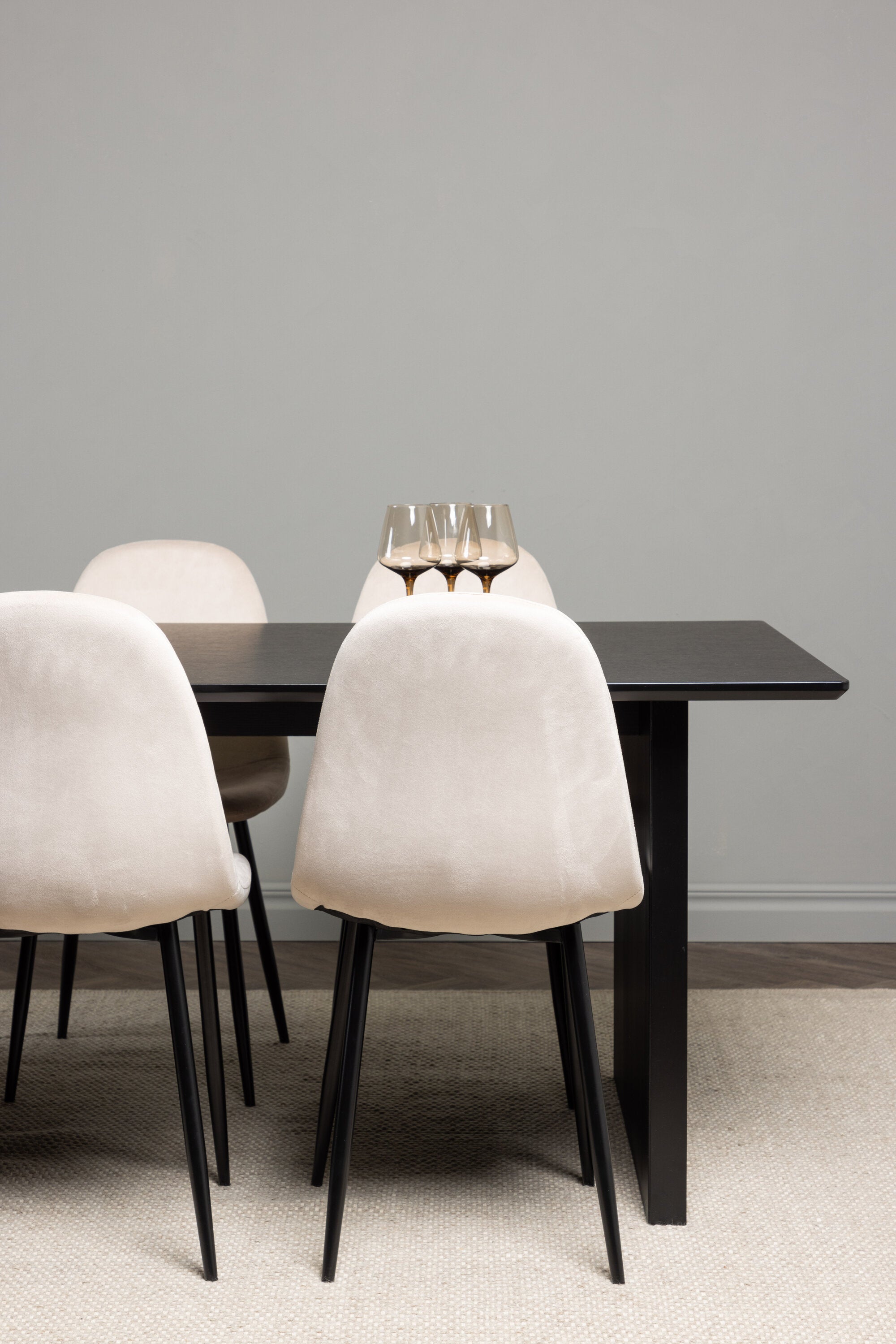 Vail Esszimmerset + Polar 200cm/6St. in Beige, Schwarz präsentiert im Onlineshop von KAQTU Design AG. Esszimmerset ist von Venture Home