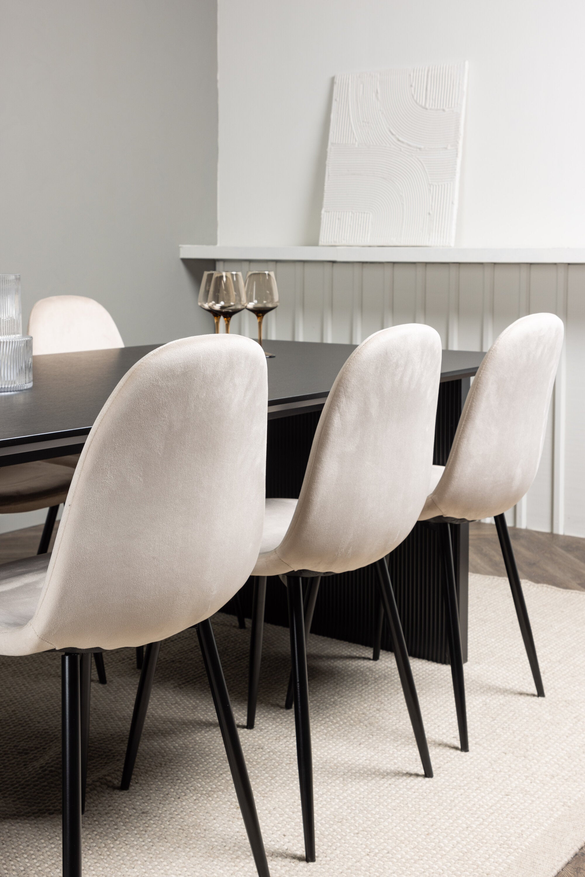Vail Esszimmerset + Polar 200cm/6St. in Beige, Schwarz präsentiert im Onlineshop von KAQTU Design AG. Esszimmerset ist von Venture Home